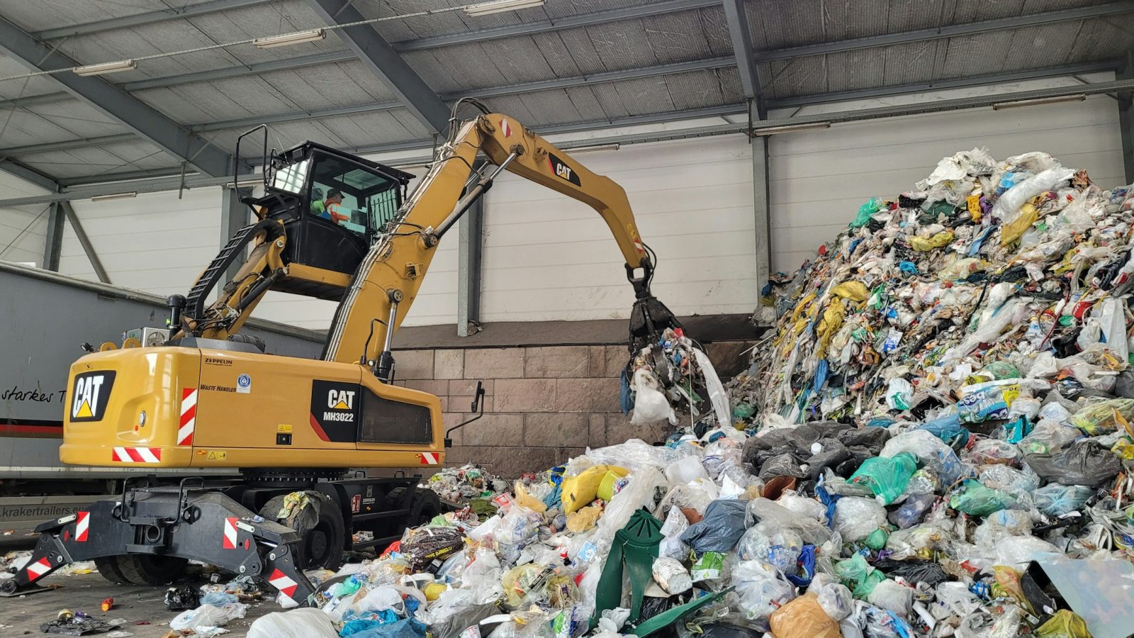 Radlader in einer Recycling- und Abfalllagerhalle