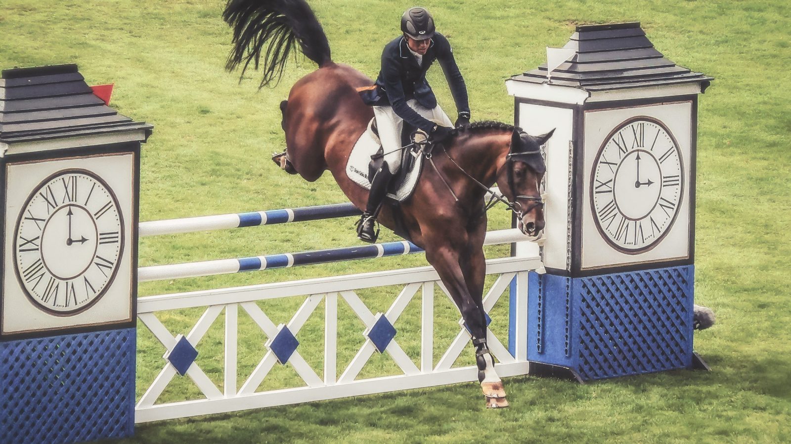 Reiter beim Springreiten im Turnier, Symbolbild zu den Salzbergener Reitertagen