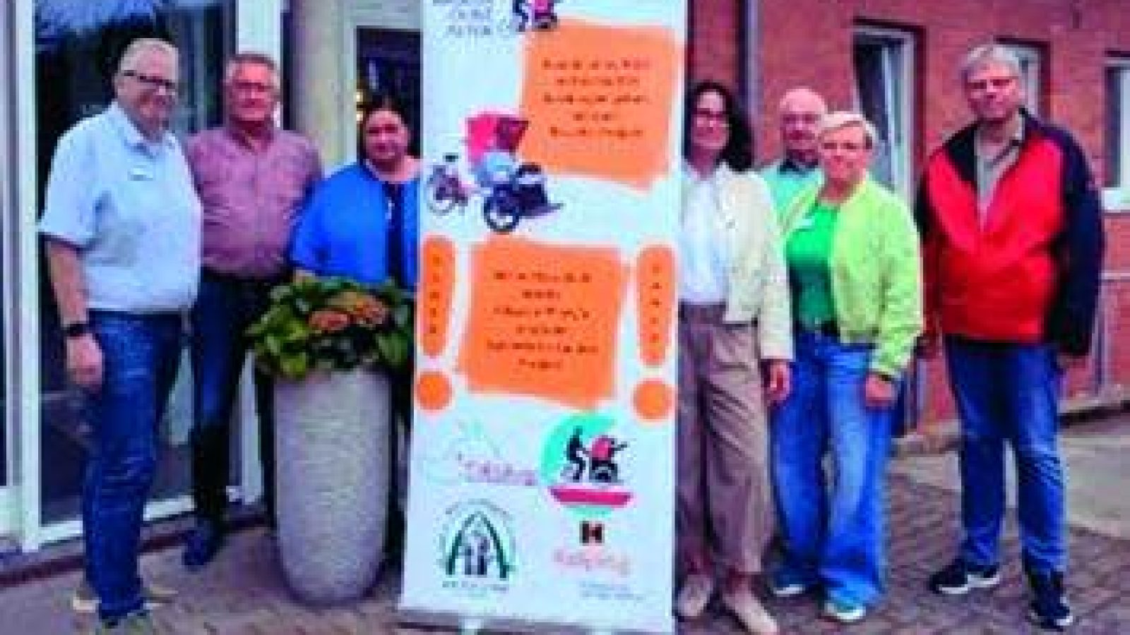 Orga-Team des Rikscha-Projektes der Kolpingsfamilie Salzbergen vor dem Haus St. Josef