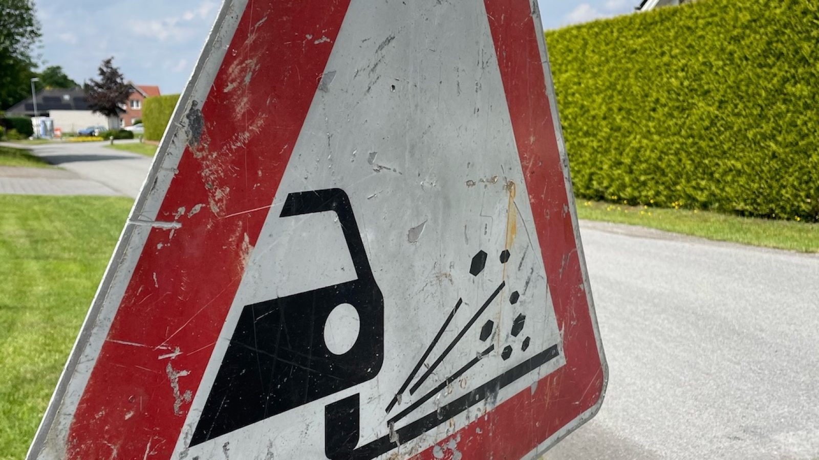 Rollsplitt auf den Straßen in Geeste Schild nah - Gemeinde Geeste