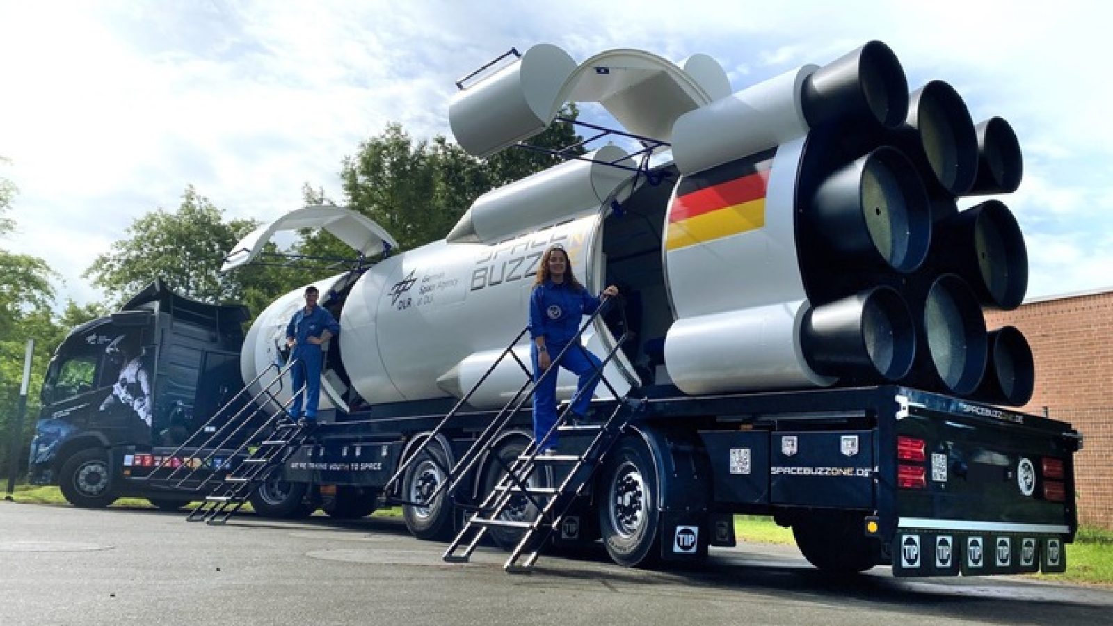 Außenansicht des SPACEBUZZ ONE der Deutschen Raumfahrtagentur im DLR, mit dem am 2. Mai auf dem EurA-Firmengelände Kinder und Jugendliche ins Weltall fliegen. / Weiterer Text über ots und www.presseportal.de/nr/182392 / Die Verwendung dieses Bildes für redaktionelle Zwecke ist unter Beachtung aller mitgeteilten Nutzungsbedingungen zulässig und dann auch honorarfrei. Veröffentlichung ausschließlich mit Bildrechte-Hinweis.