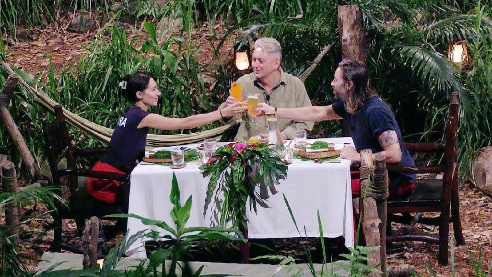 ACHTUNG: SPERRFRIST FÜR ALLE MEDIEN BIS ZUM SHOWENDE, SONNTAG, 08. FEBRUAR 2026, 23:15 UHR

Am festlich gedeckten Tisch mitten im Dschungel stoßen Samira Yavuz, Hubert Fella (M.) und Gil Ofarim auf die Dschungelzeit an.

+++ Die Verwendung des sendungsbezogenen Materials ist nur mit dem Hinweis und Verlinkung auf RTL+ gestattet. +++
