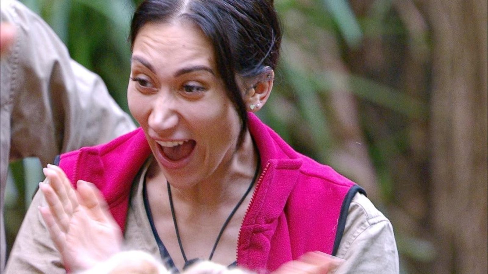 Samira Yavuz jubelt. Die Frage in der Schatzkiste wurde richtig beantwortet. Zur Belohnung gibt es Proteinriegel.

+++ Die Verwendung des sendungsbezogenen Materials ist nur mit dem Hinweis und Verlinkung auf RTL+ gestattet. +++