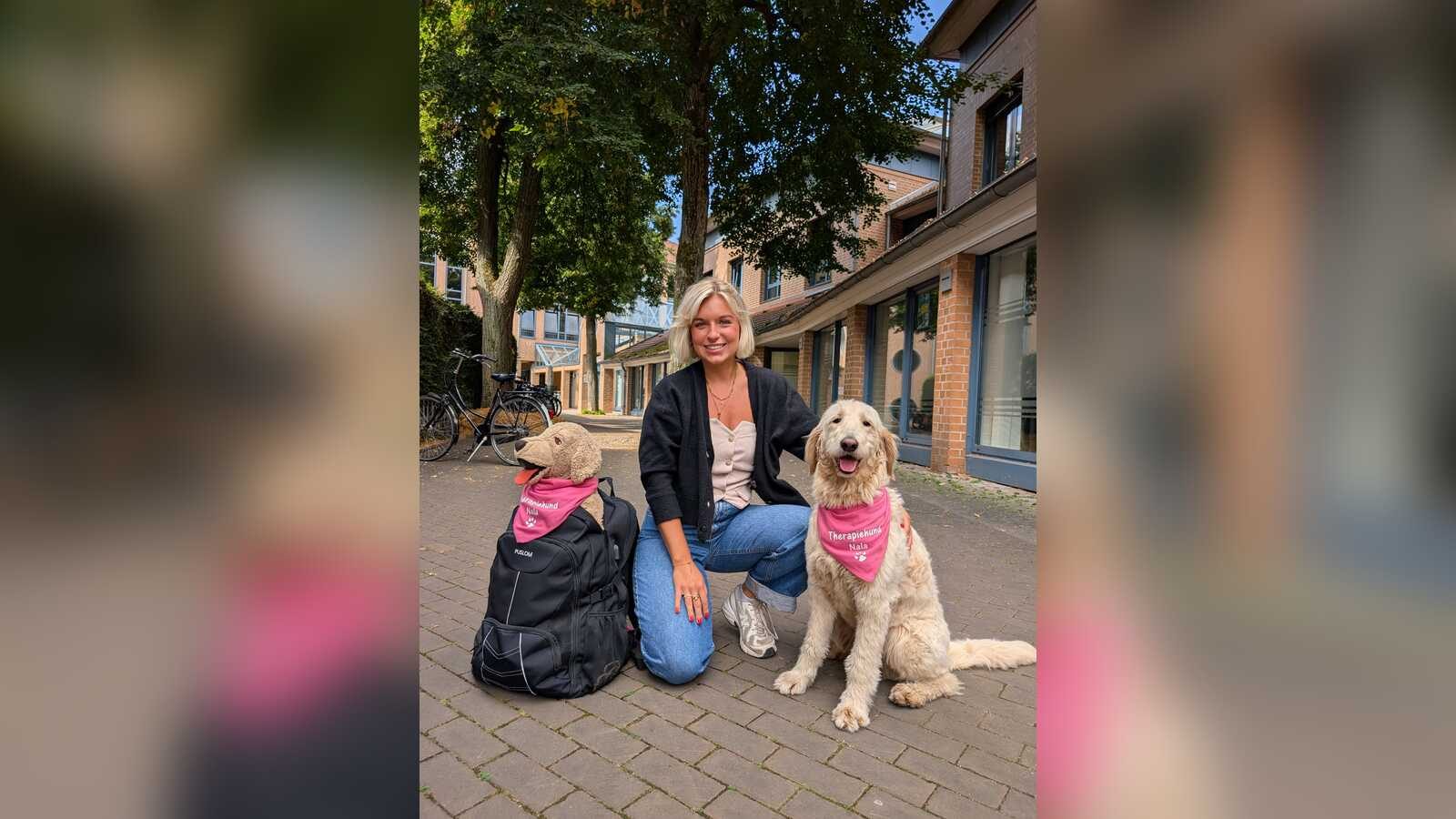 Sarah Kuttenkeuler vom Jugendamt Dülmen mit ihrer Golden-Doodle-Hündin Nala