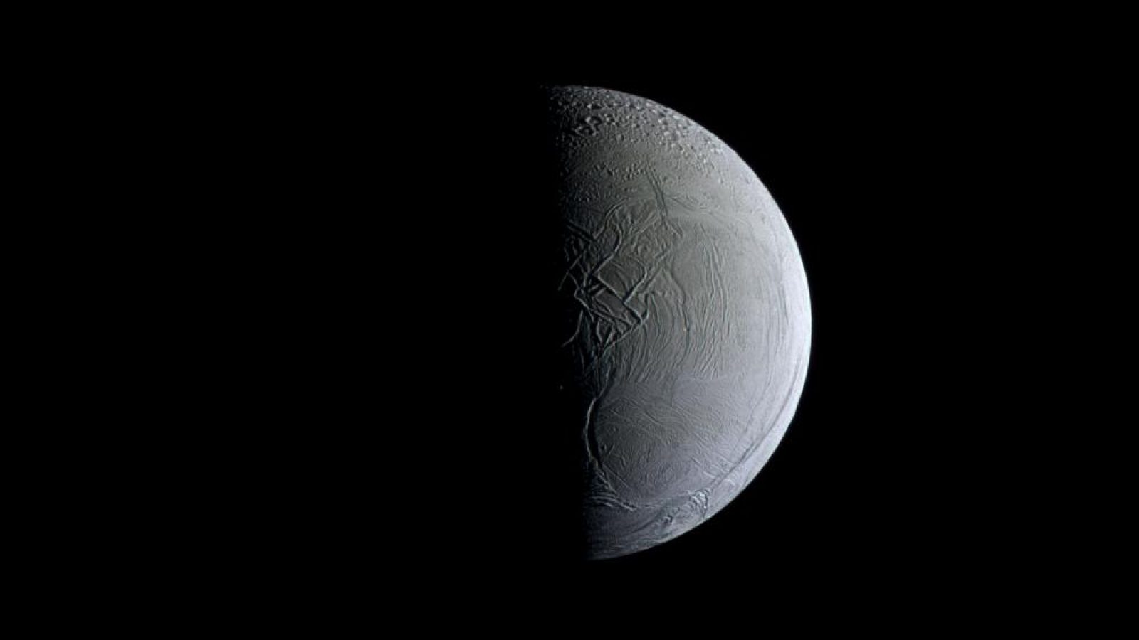 Der eisbedeckte Saturnmond Enceladus, fotografiert von der Raumsonde Cassini