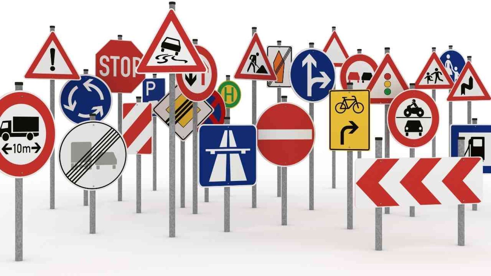 Vielfältige Verkehrsschilder auf einem weißen Hintergrund, darunter Stoppschilder, Warnschilder und Richtungsanzeigen.
