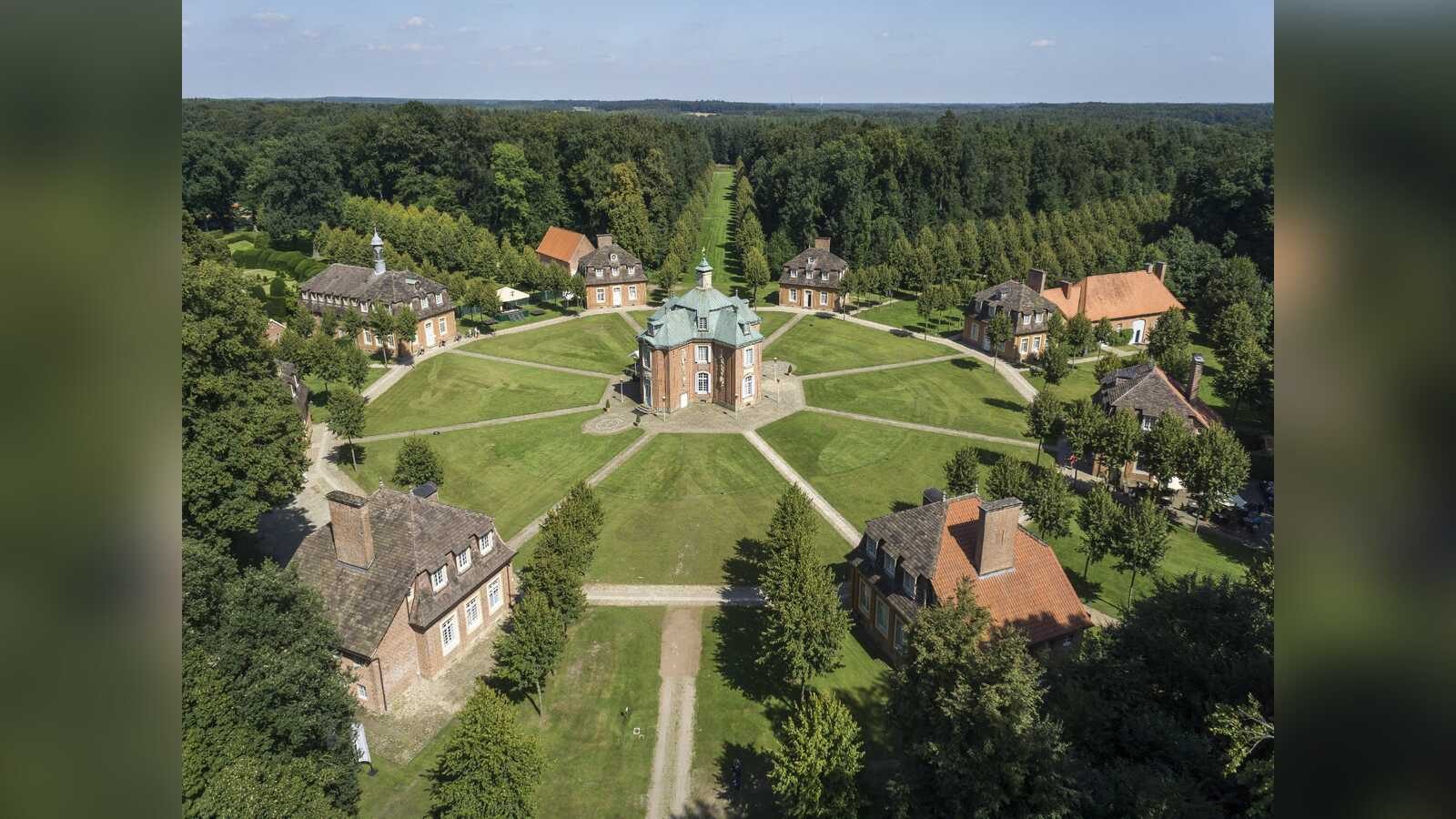 Luftaufnahme von Schloss Clemenswerth in Sögel