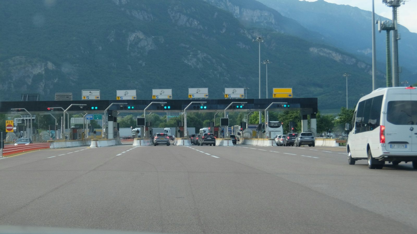 Symbolbild: Elektrofahrzeuge an einer Schnellladestation