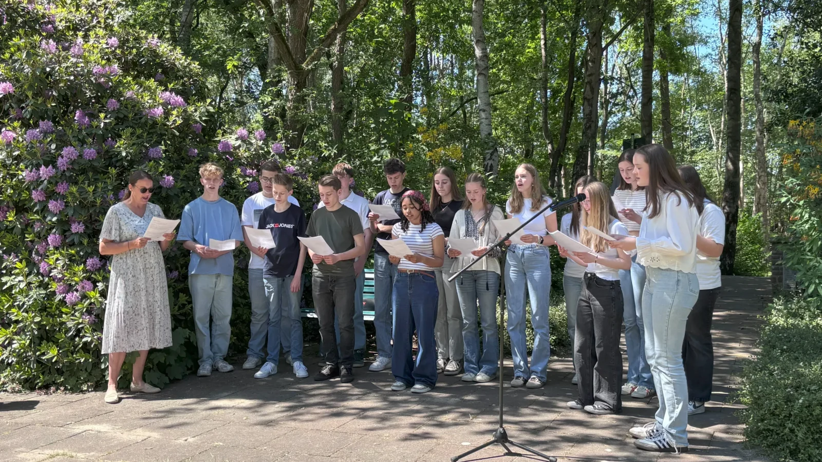 Schüler singen das Moorsoldatenlied
