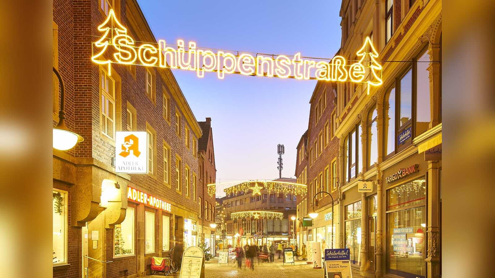 Weihnachtsbeleuchtung über der Schüppenstraße in Coesfeld am Abend