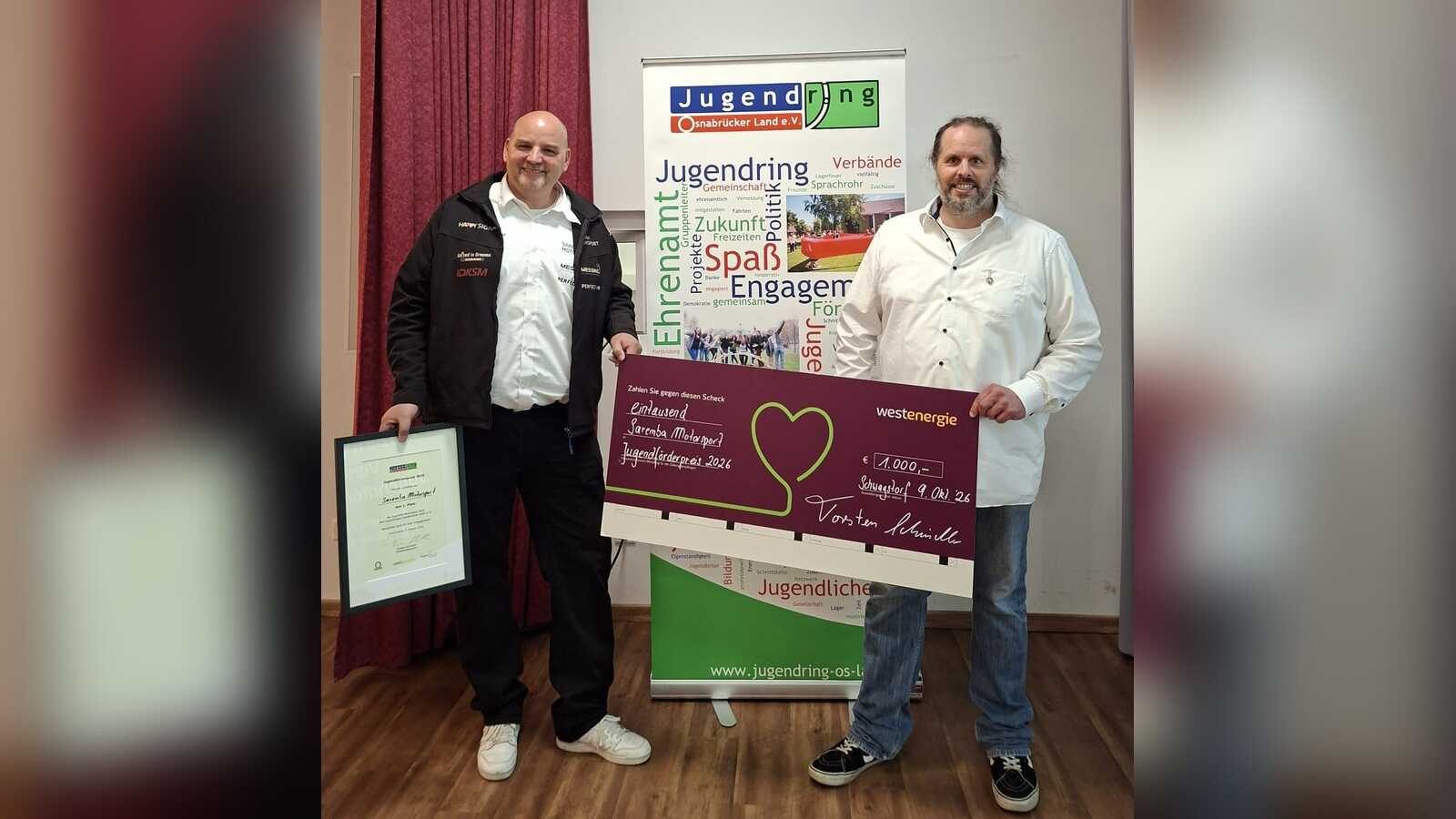 Björn Saremba nimmt von Torsten Schindler den ersten Preis des Jugendförderpreises entgegen