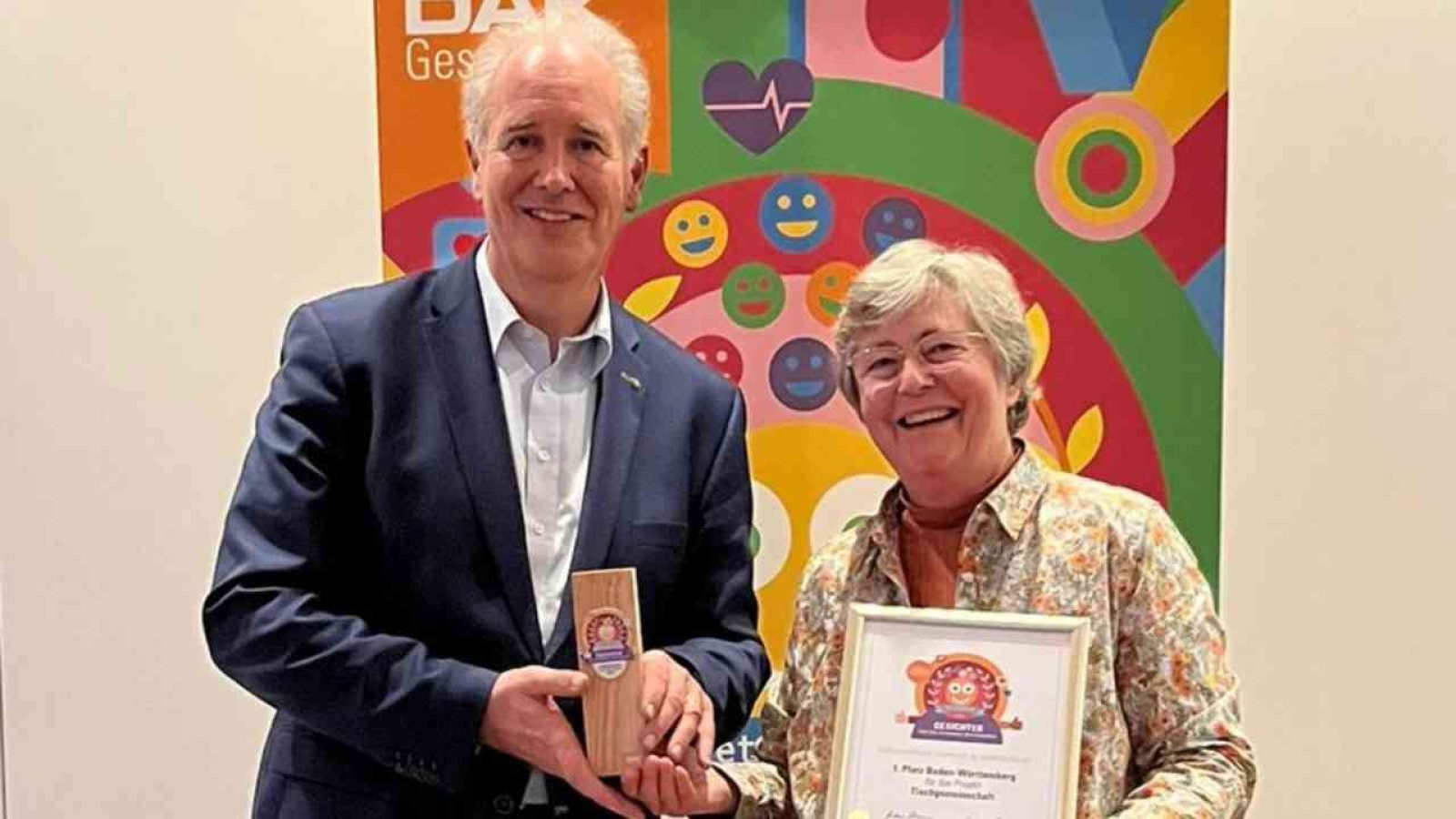 Projektverantwortliche und DAK-Landeschef bei Preisverleihung