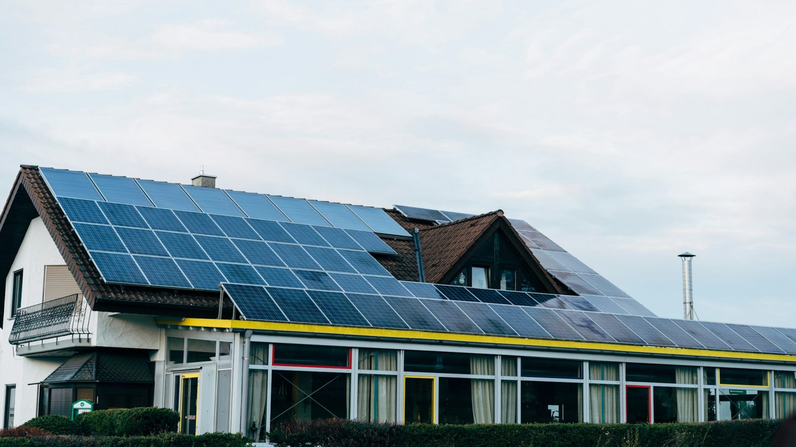 Solarmodule auf dem Dach eines Wohnhauses