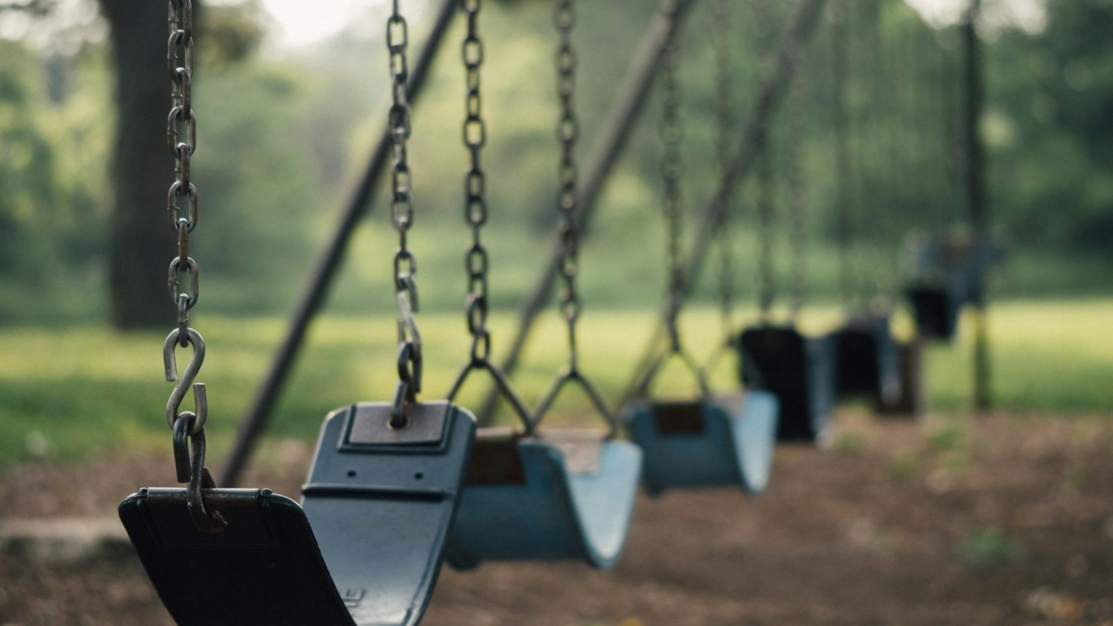 Spielplatz mit Schaukeln, Symbolbild