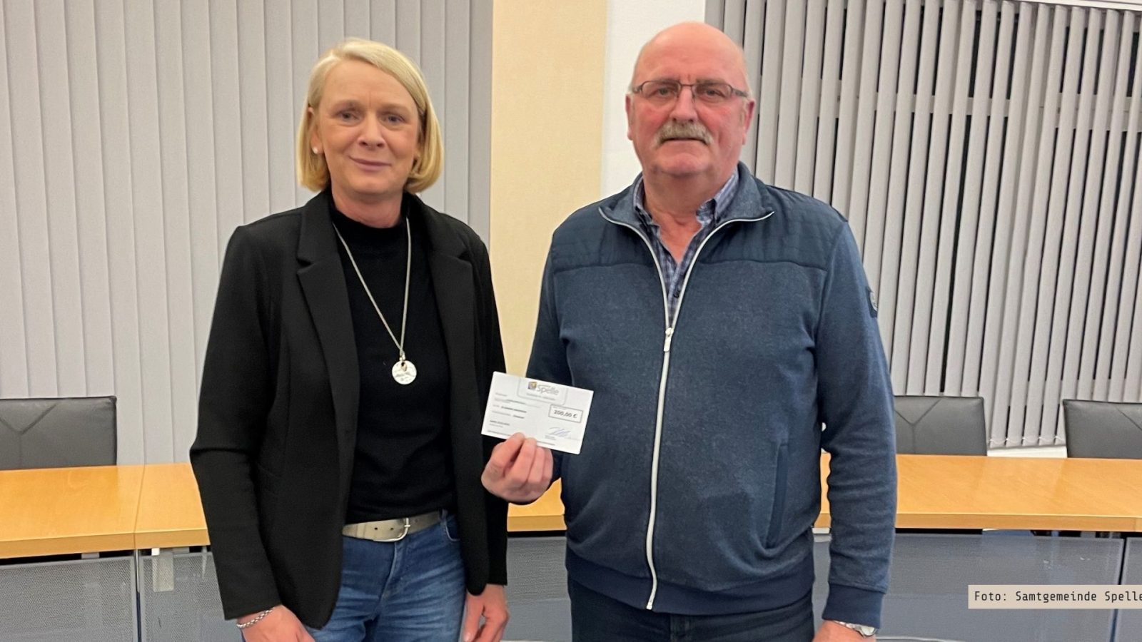Im Zuge der Sitzung des Sozialausschusses übergab Ausschussvorsitzende Ulrike Berger (links) eine Prämierung für vorbildliche Pflege der Spielplätze an die Anwohner der Straße Konrad-Adenauer-Ring (nicht im Bild) sowie an die Anwohner der Habichtstraße, vertreten durch Helmut Stegemann.