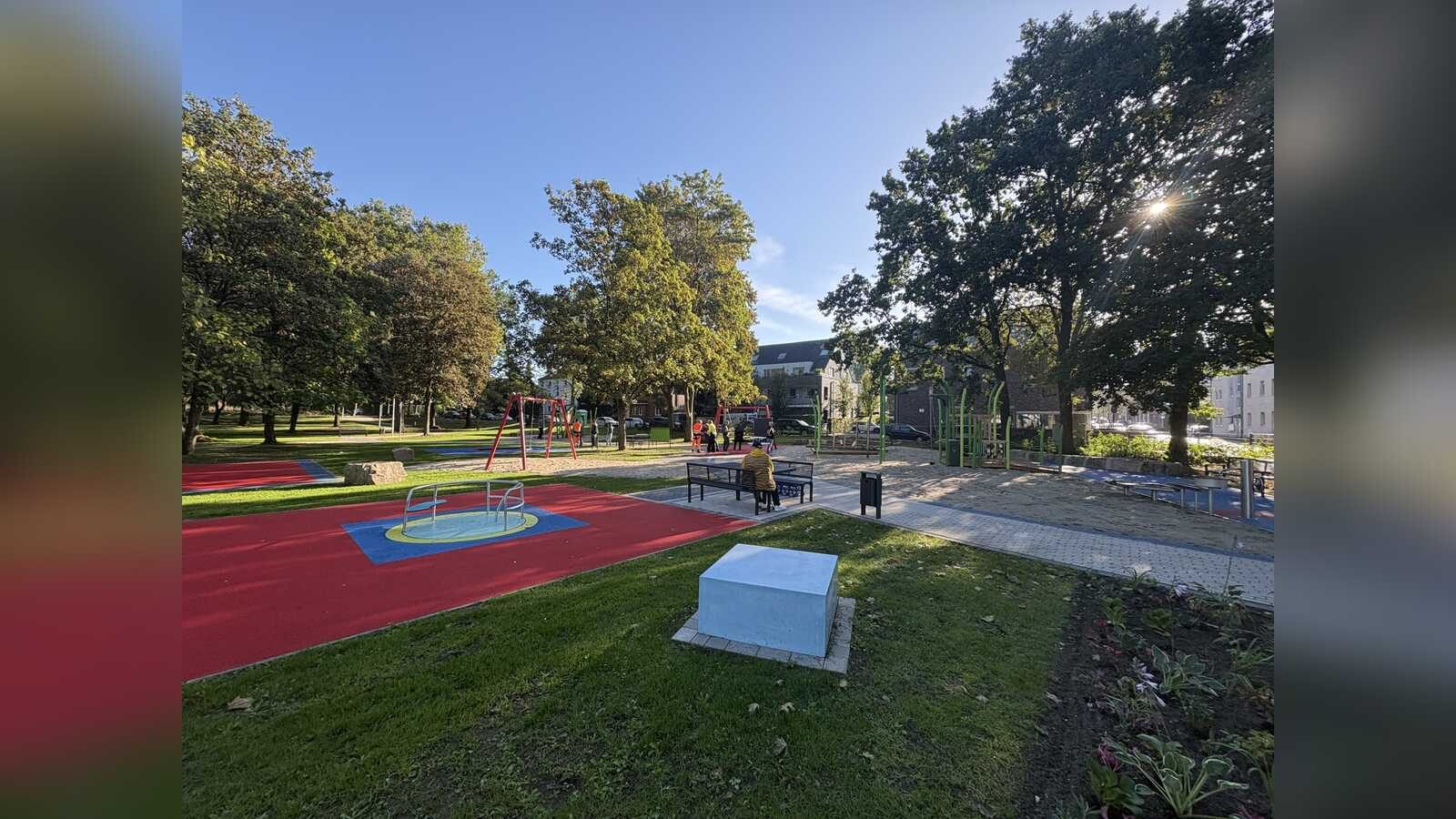 Der neu gestaltete Stadtpark An den Wiesen in Dülmen mit Spielplatz und Wegen