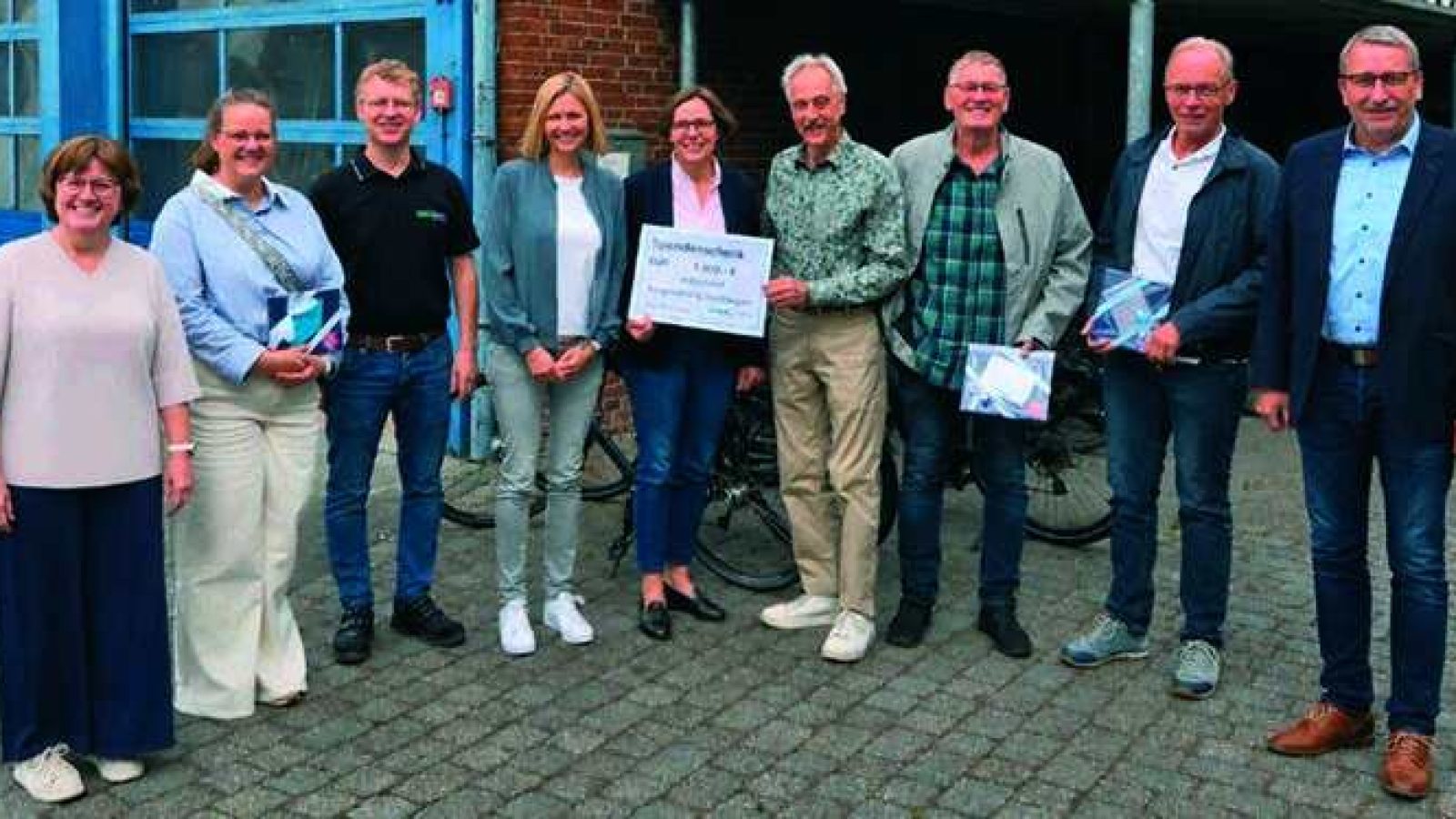 Gruppenfoto bei der Übergabe der Stadtradeln-Spende an die Bürgerstiftung Salzbergen