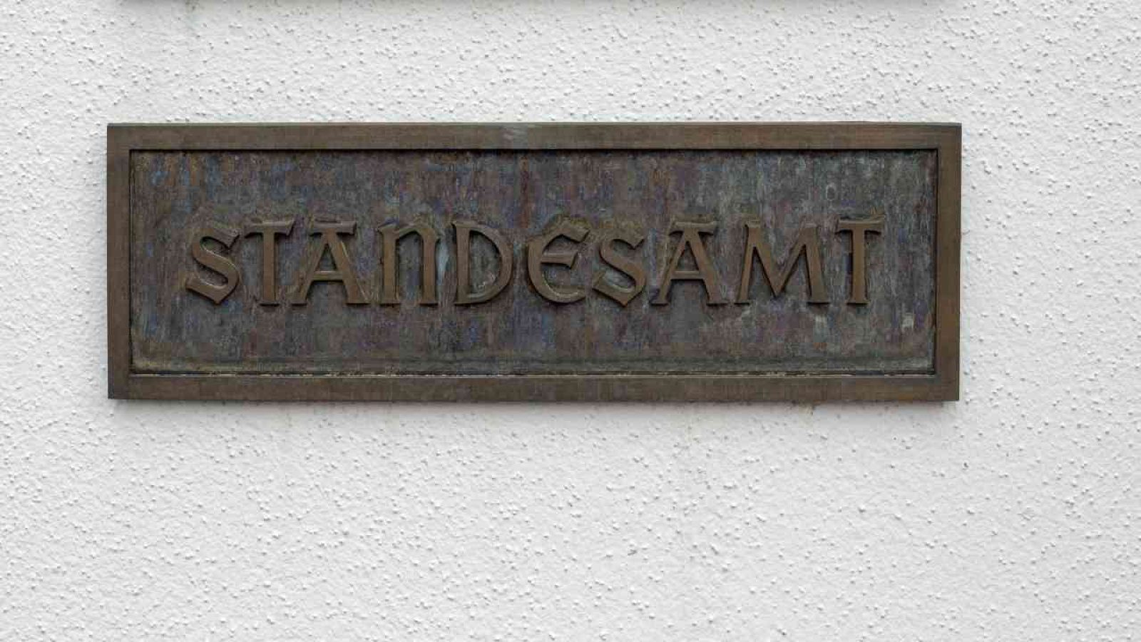 Schild am Eingang eines Standesamts