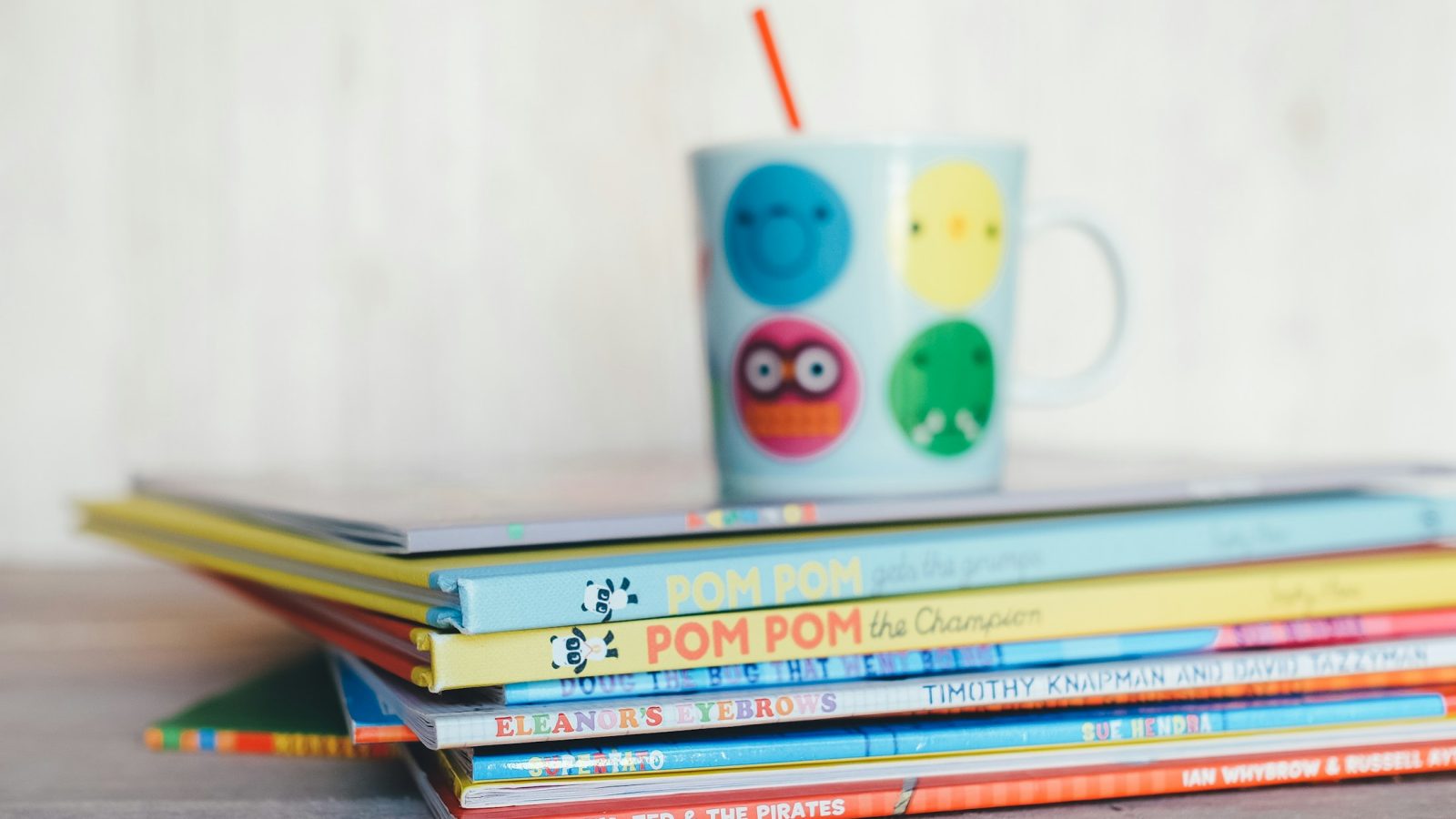 Ein Stapel bunter Kinder- und Geschichtenbücher