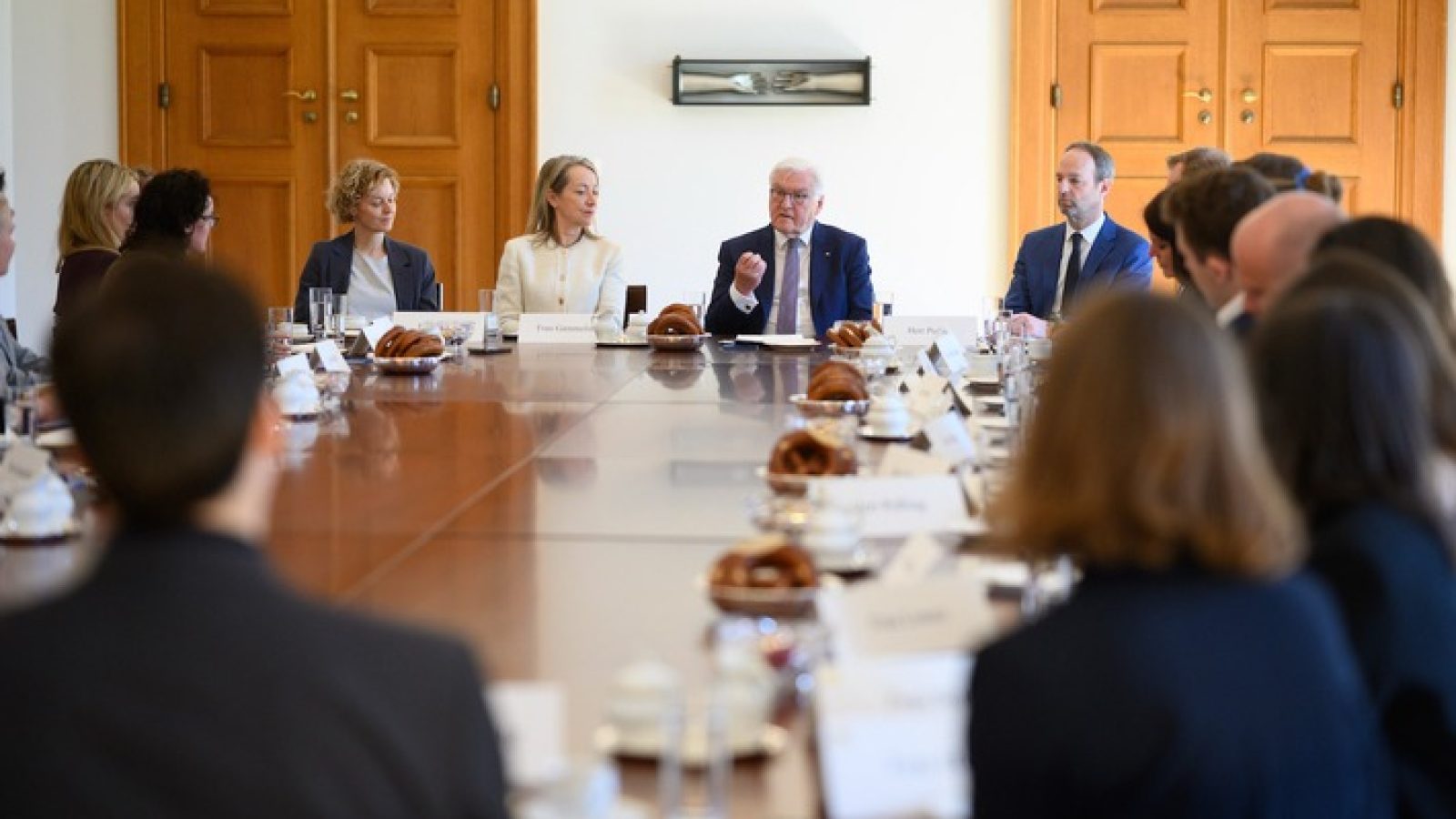 Bundespräsident Frank-Walter Steinmeier äußert sich bei einem Gespräch mit rund 20 Journalistinnen und Journalisten von Lokalzeitungen anlässlich des Tages des Lokaljournalismus (5. Mai) im Schloss Bellevue. Honorarfreie Verwendung des Fotos ausschließlich in Zusammenhang mit Berichterstattung über den Tag des Lokaljournalismus. Foto: Bernd von Jutrczenka / dpa / Weiterer Text über ots und www.presseportal.de/nr/8218 / Die Verwendung dieses Bildes für redaktionelle Zwecke ist unter Beachtung aller mitgeteilten Nutzungsbedingungen zulässig und dann auch honorarfrei. Veröffentlichung ausschließlich mit Bildrechte-Hinweis.