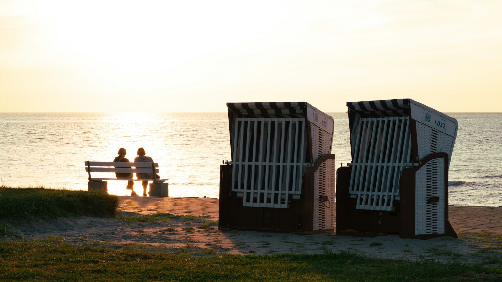 Zwei Strandkörbe am Nordseestrand von Norderney im Abendlicht