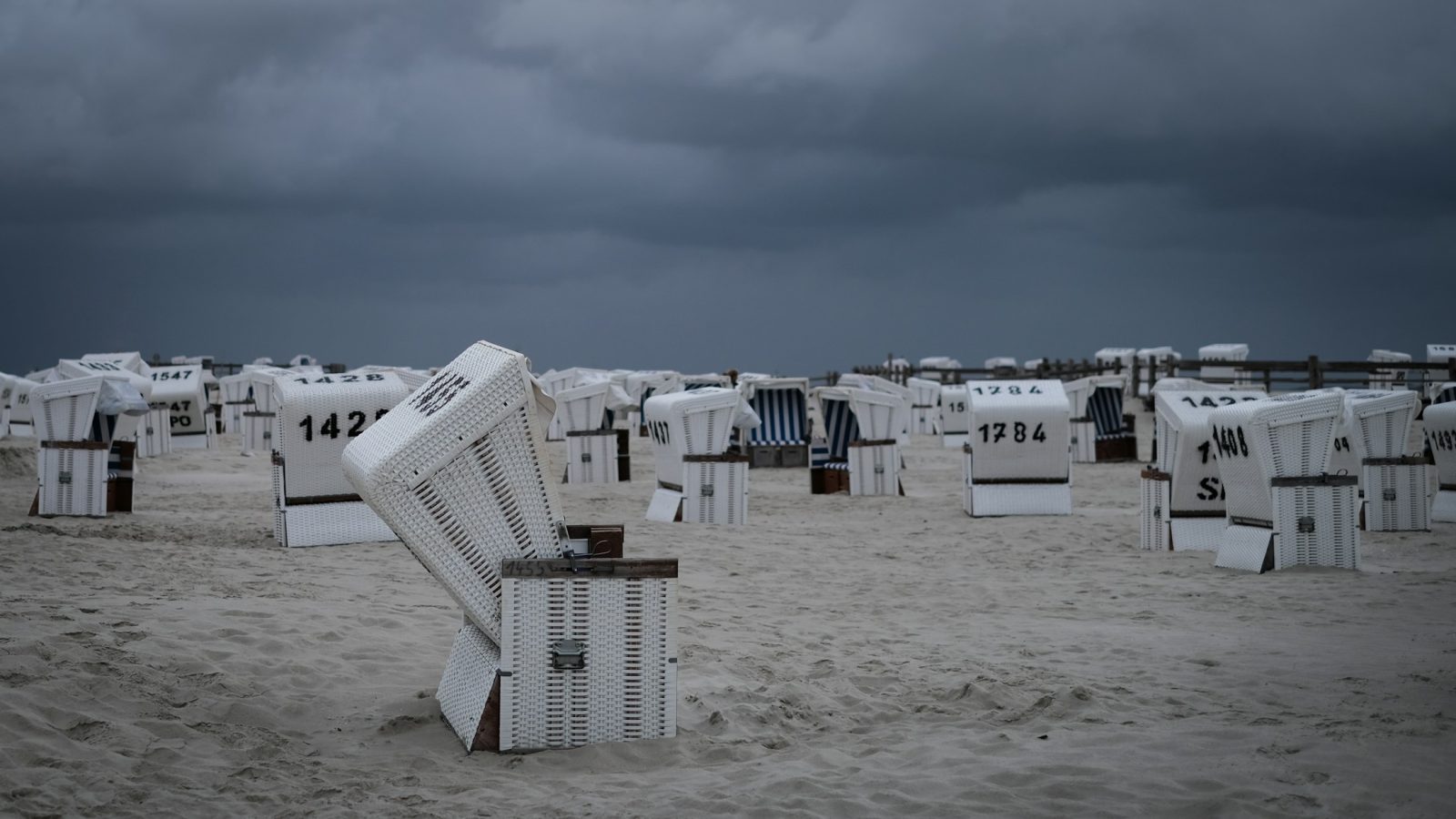 Leere Strandkörbe am Strand an der Nordsee