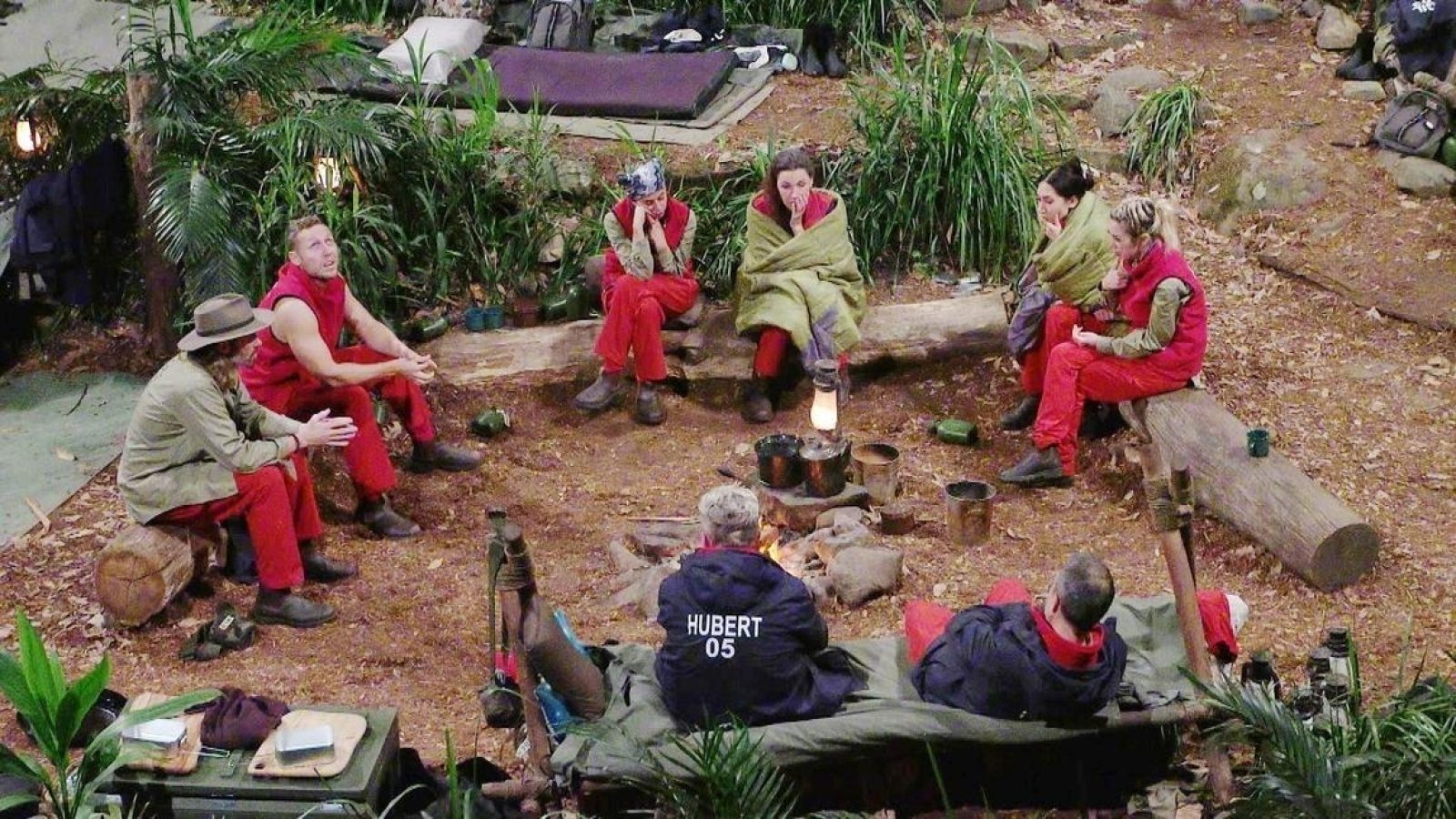 ACHTUNG: SPERRFRIST FÜR ALLE MEDIEN BIS ZUM SHOWENDE, DONNERSTAG, 05. FEBRUAR 2026, 22:30 UHR

Am Lagerfeuer eskaliert der Streit zwischen Gil Ofarim (l.) und Ariel (r.).

+++ Die Verwendung des sendungsbezogenen Materials ist nur mit dem Hinweis und Verlinkung auf RTL+ gestattet. +++