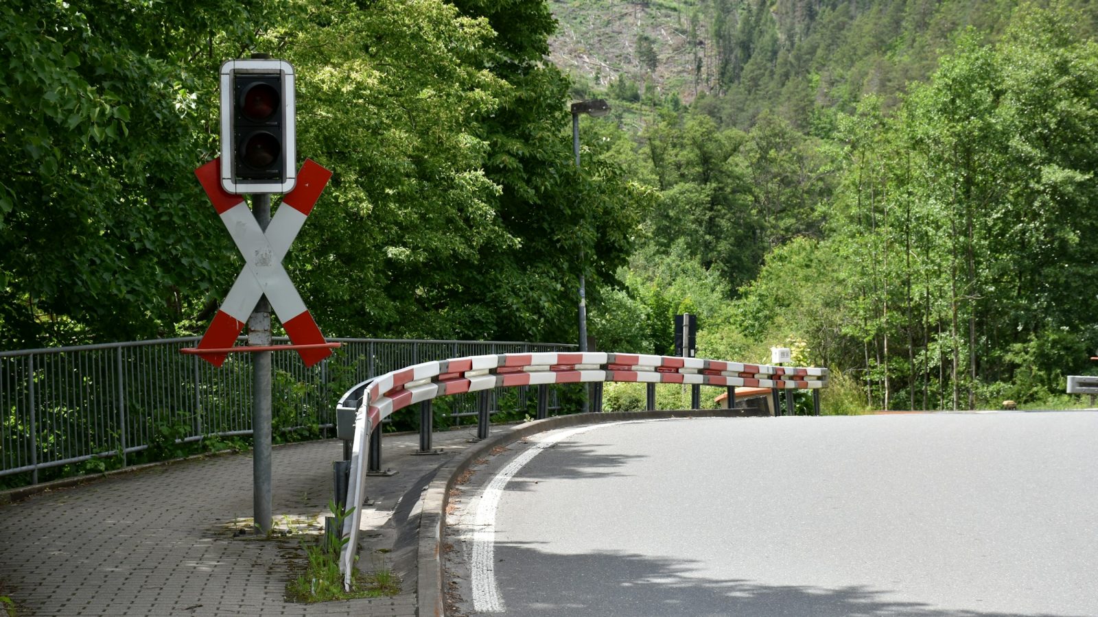 Bahnübergang mit Schranken und Andreaskreuz in Deutschland