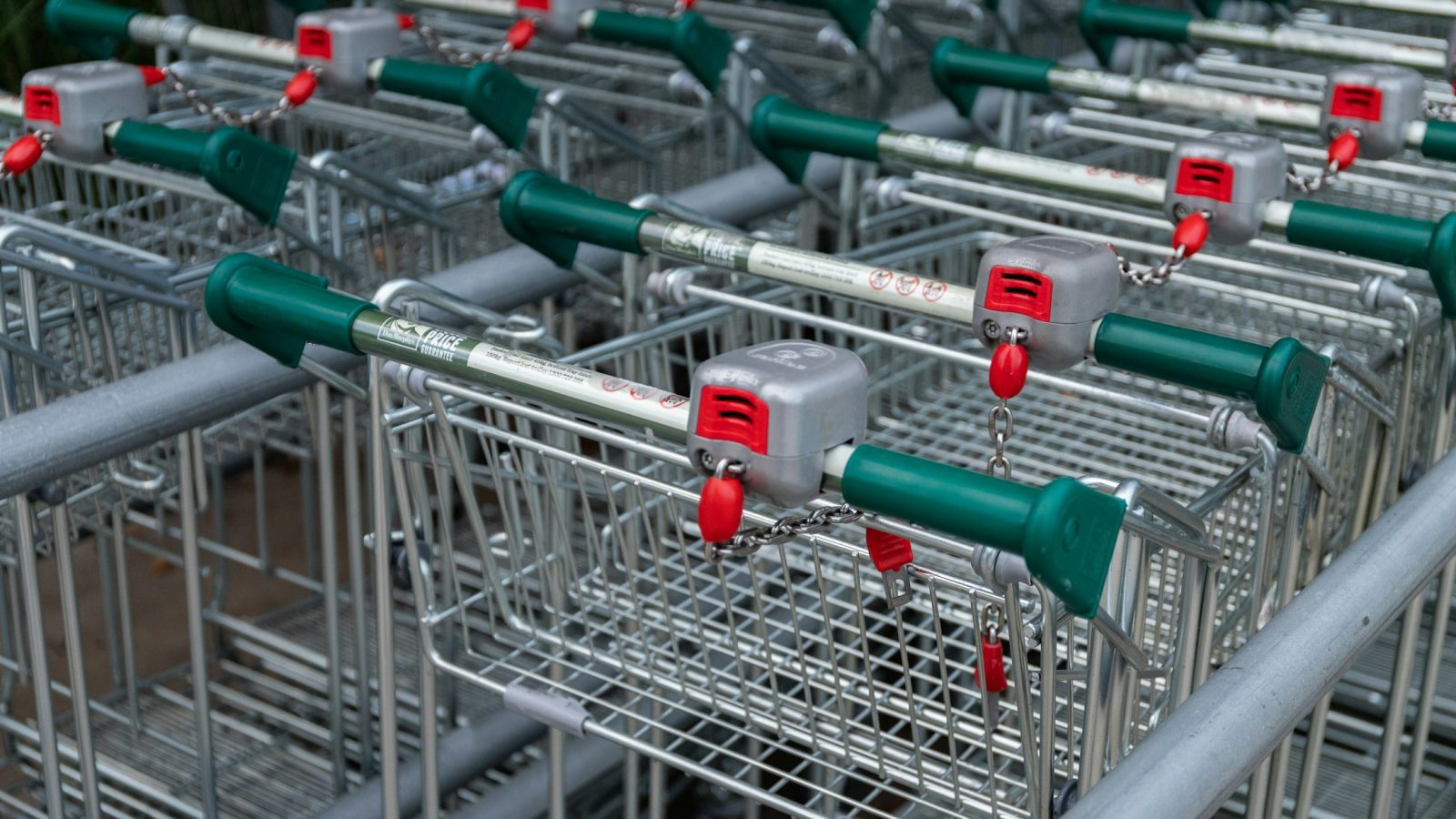 Einkaufswagen im Supermarkt als Symbolbild für Verbraucherpreise und Kaufkraft