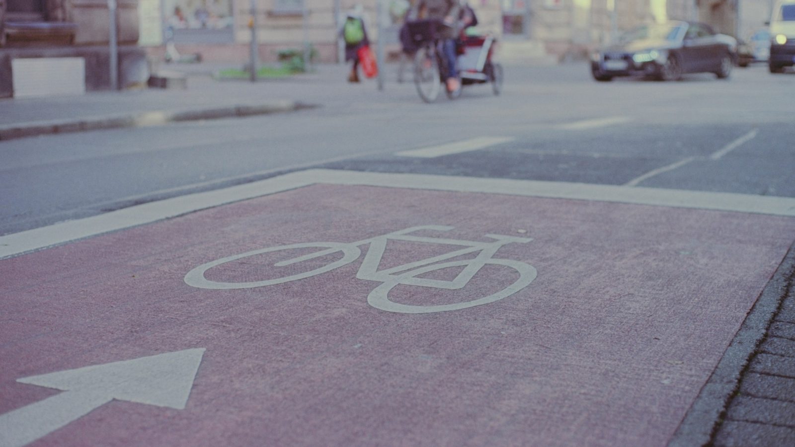 Markierung einer Fahrradstraße auf dem Asphalt in einer Stadt