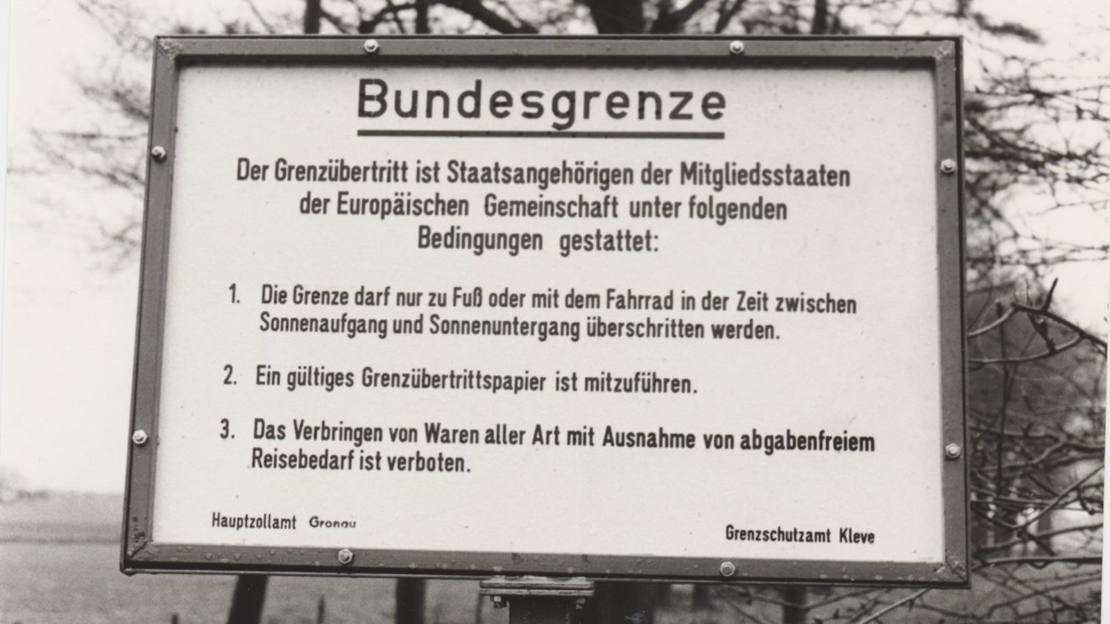 Historisches Hinweisschild "Bundesgrenze" mit Regeln zum Grenzübertritt an der deutsch-niederländischen Grenze