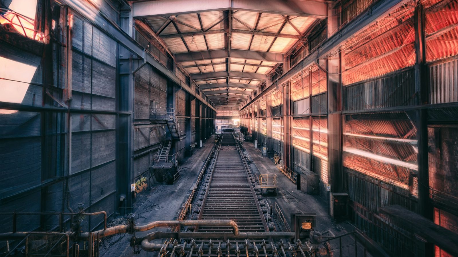 Produktionslinie in einer Industriehalle