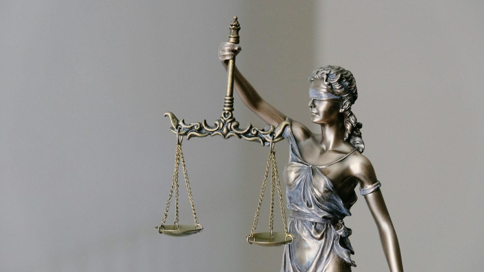 Justitia mit Waage als Symbol für die Sozialgerichtsbarkeit