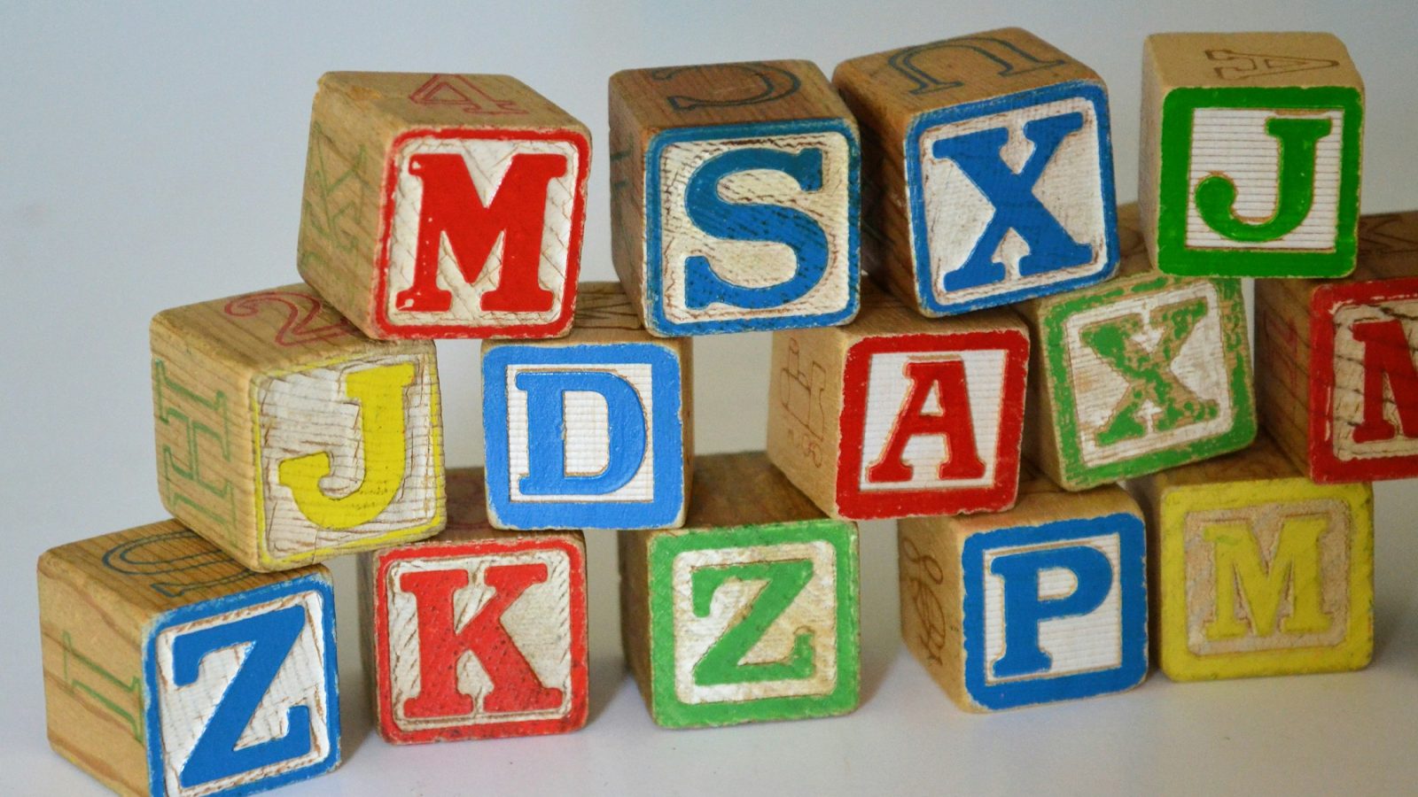 Bunte Holzbausteine als Symbolbild für Kindertageseinrichtungen