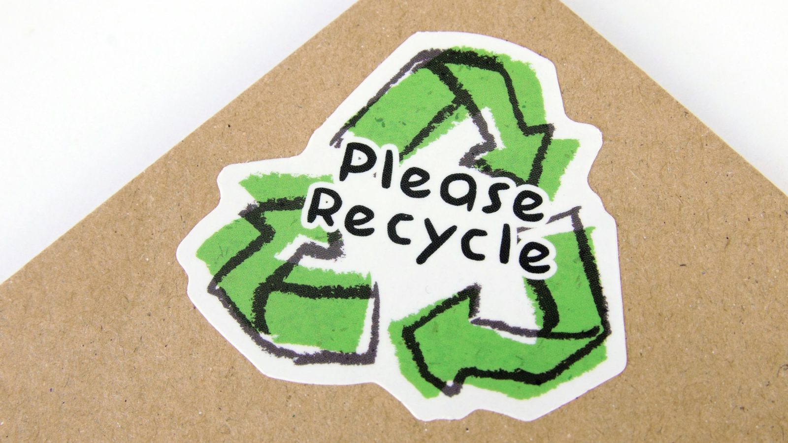 Recycling-Siegel auf einer Verpackung als Symbolbild zu neuen EU-Regeln gegen Greenwashing