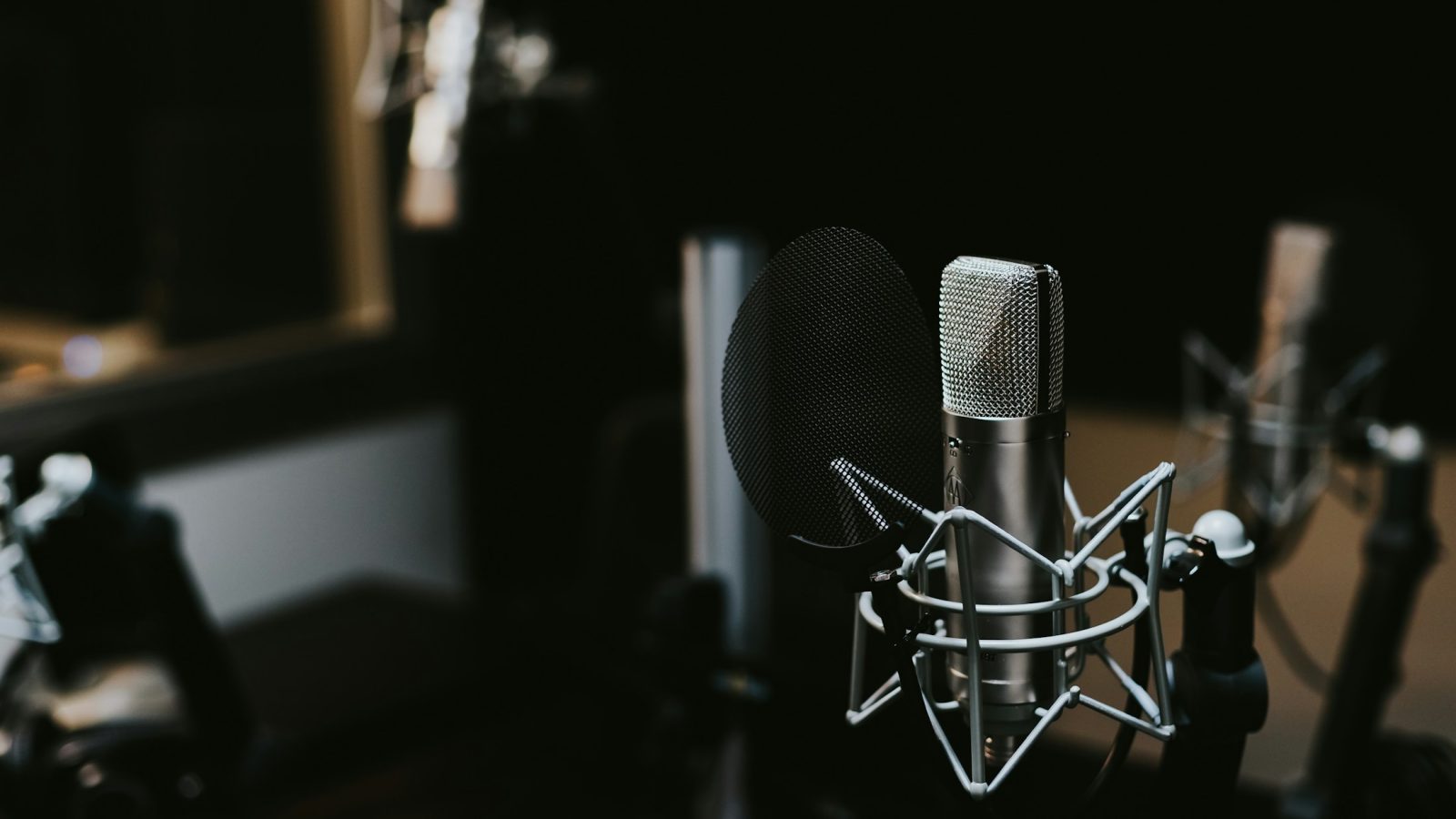 Ein Kondensatormikrofon steht in einem Aufnahmestudio