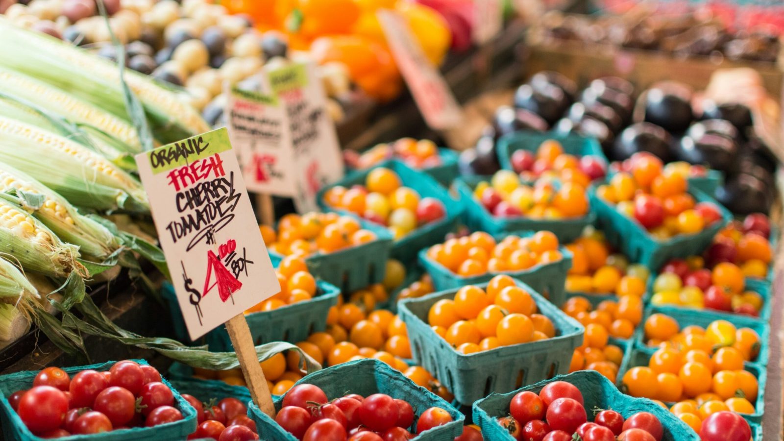 Marktstand mit frischem Obst und Gemüse, Symbolbild für den Wochenmarkt