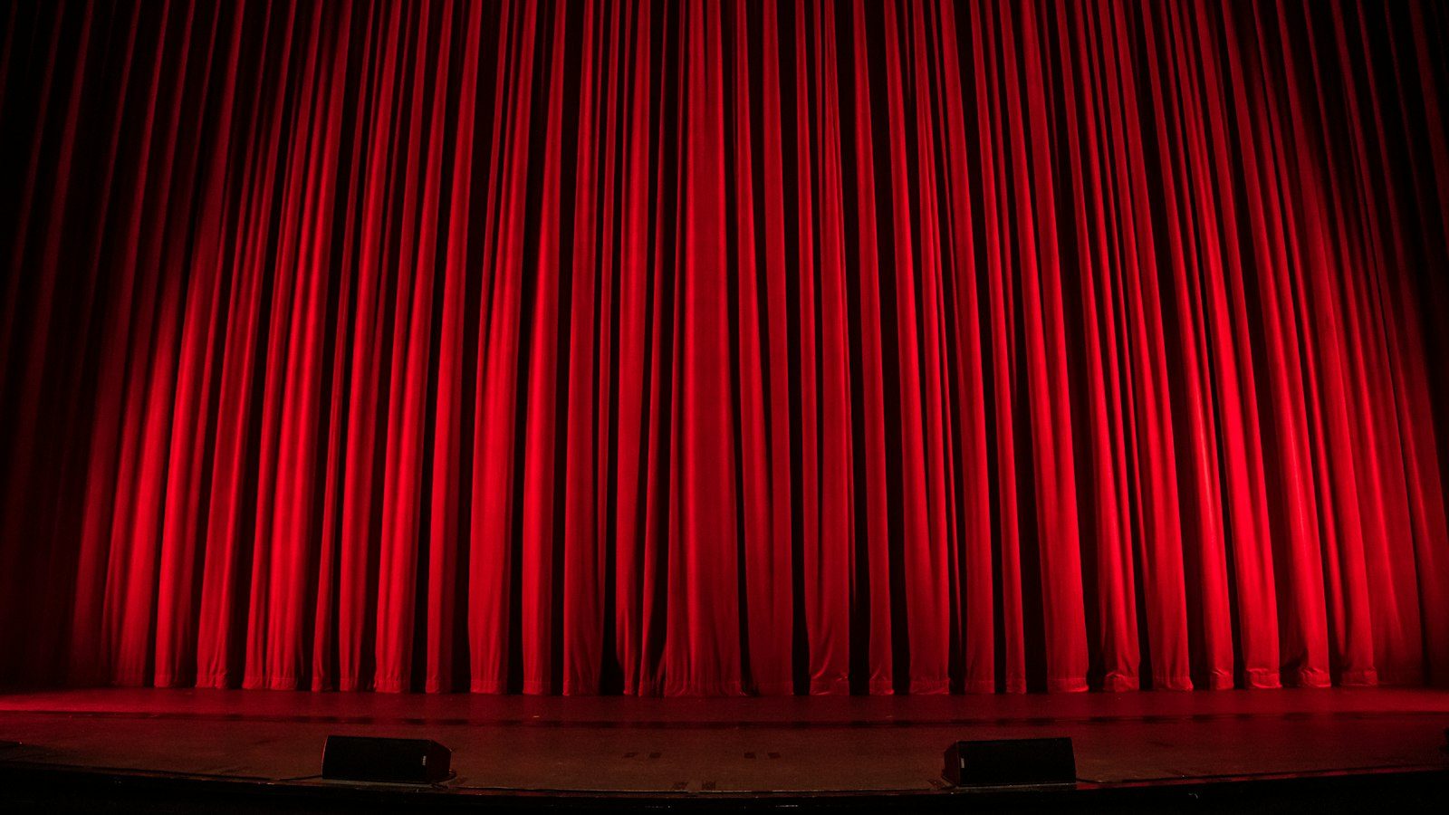 Roter Theatervorhang auf einer Bühne
