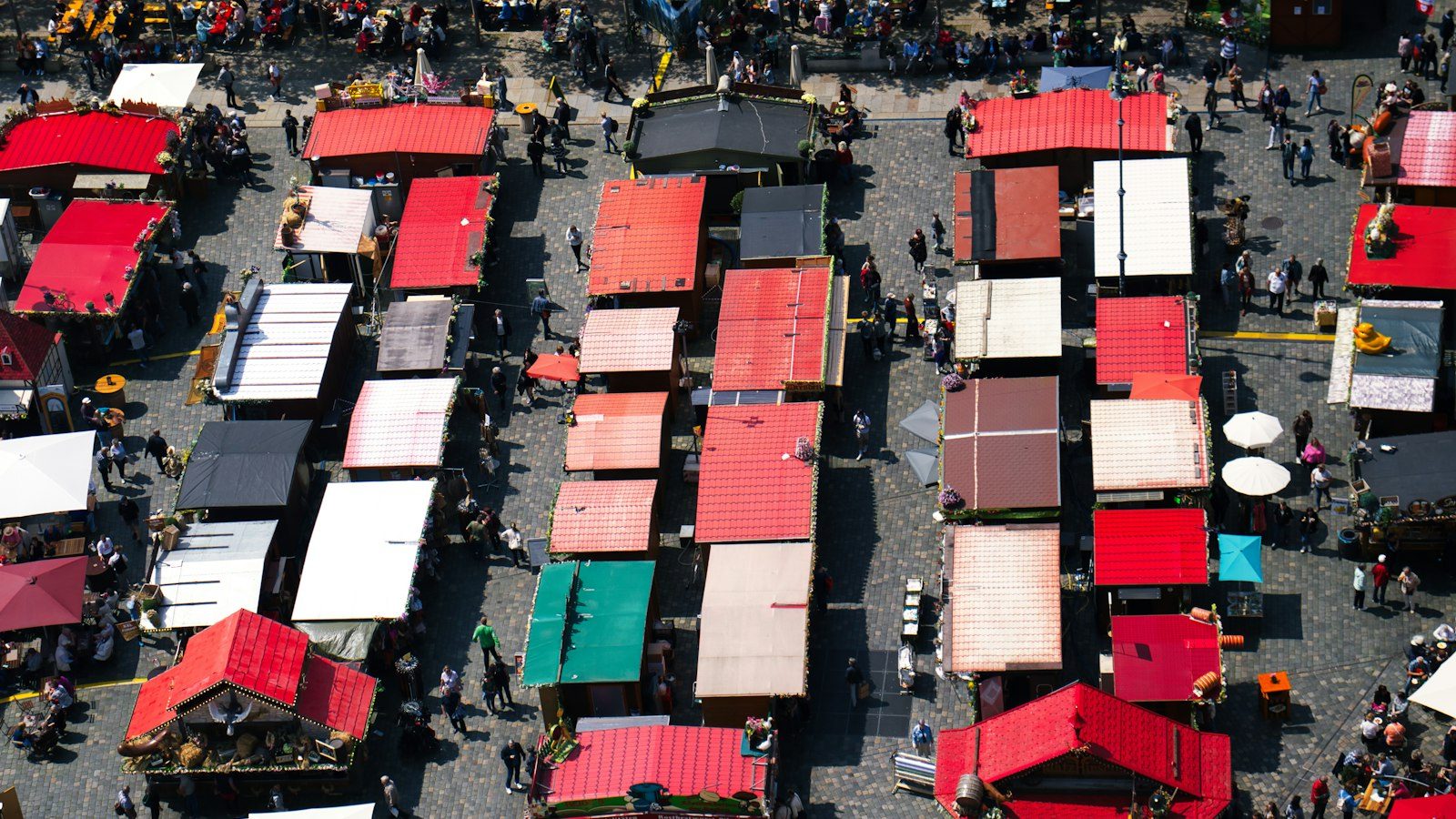 Marktstände von oben auf einem Marktplatz