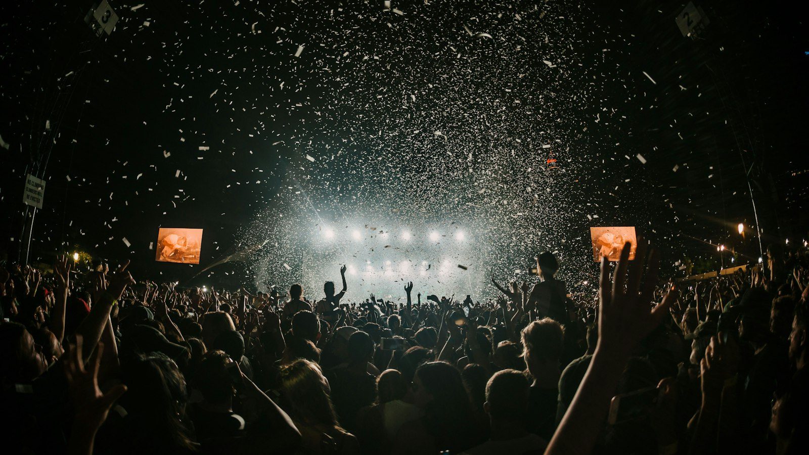 Konfetti über dem Publikum bei einem Konzert
