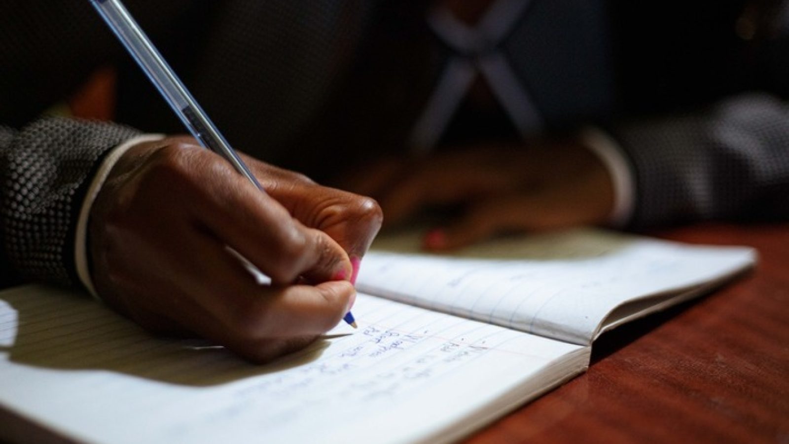 Good News aus Südafrika: Über 656.000 Schüler und Schülerinnen in Südafrika haben 2025 das ,National Senior Certificate' bestanden, das Äquivalent zum Abitur. Laut dem südafrikanischen Ministerium für Bildung haben das noch nie zuvor so viele Heranwachsende geschafft. (Bild zur Verwendung nur im Kontext der SOS-Kinderdörfer weltweit) / Weiterer Text über ots und www.presseportal.de/nr/1658 / Die Verwendung dieses Bildes für redaktionelle Zwecke ist unter Beachtung aller mitgeteilten Nutzungsbedingungen zulässig und dann auch honorarfrei. Veröffentlichung ausschließlich mit Bildrechte-Hinweis.