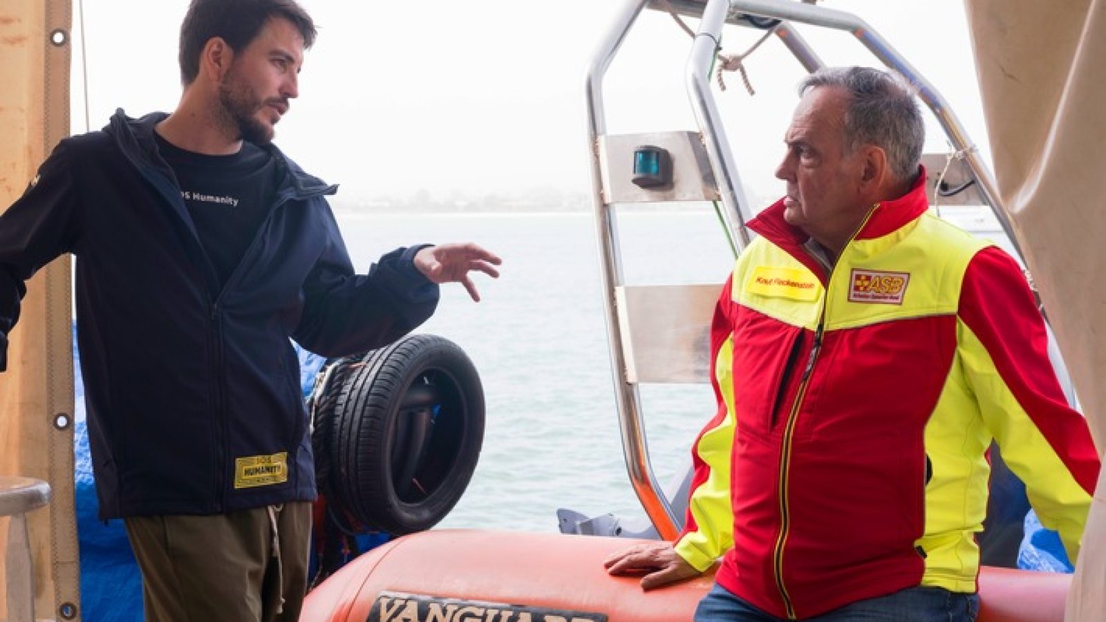 Der ASB-Vorsitzende Knut Fleckenstein (rechts) im Gespräch mit Till Rummenhohl, Geschäftsführer von SOS Humanity, an Bord der "Humanity I" in Syrakus / Weiterer Text über ots und www.presseportal.de/nr/6532 / Die Verwendung dieses Bildes für redaktionelle Zwecke ist unter Beachtung aller mitgeteilten Nutzungsbedingungen zulässig und dann auch honorarfrei. Veröffentlichung ausschließlich mit Bildrechte-Hinweis.