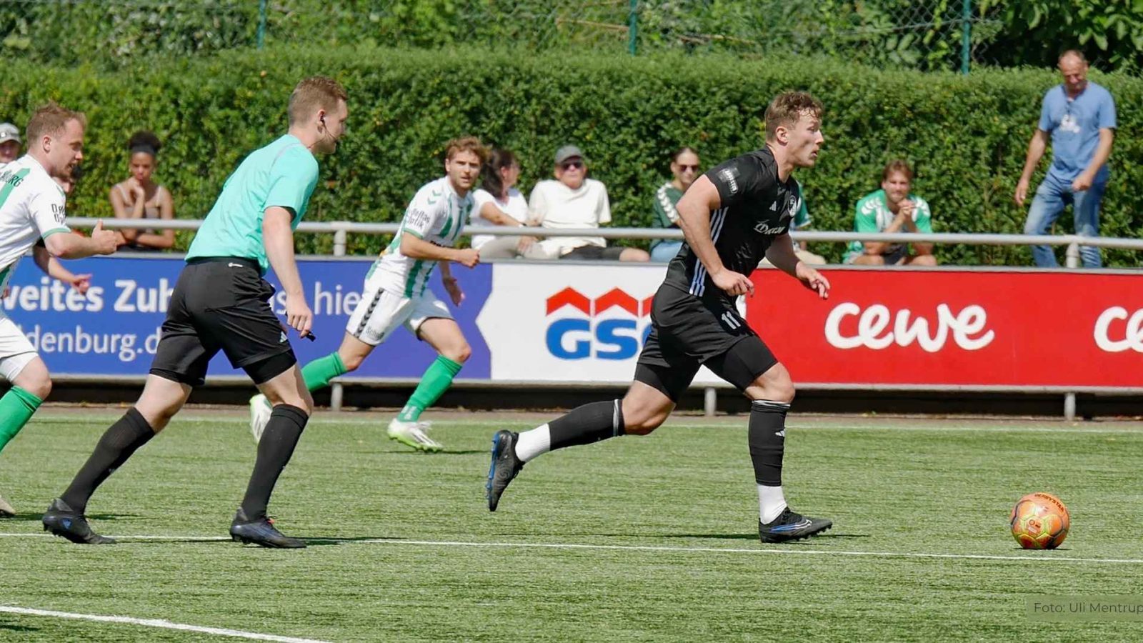 Szene aus dem Spiel beim VfL Oldenburg mit Elias Strotmann (r.)