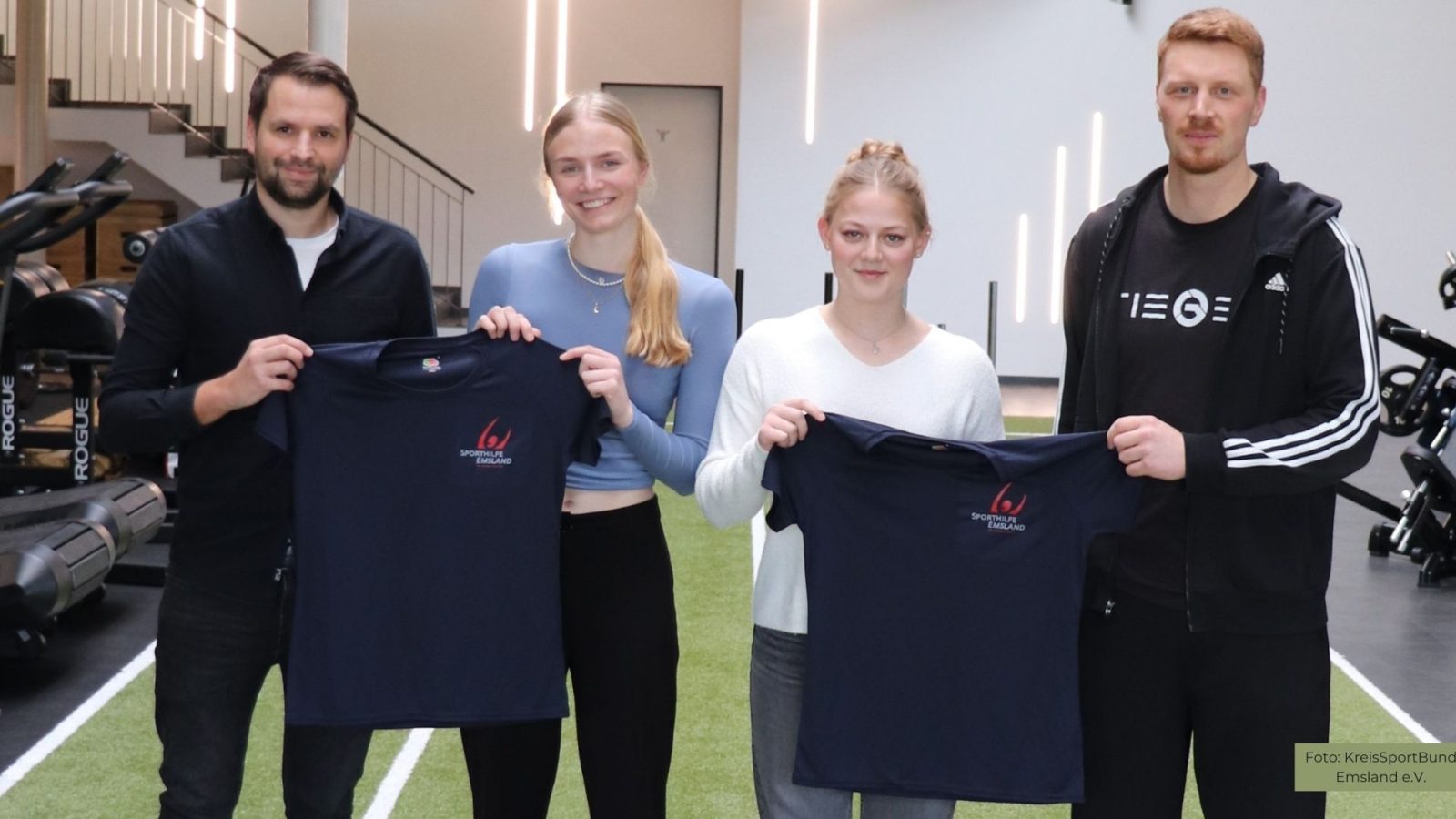 v.l. Patrick Vehring (Sporthilfe Emsland), Laura Vehns & Finja Kruthoff (SV Concordia Emsbüren) sowie Henning Humbert (TIEGELGYM) beim gemeinsamen Termin in Emsbüren.