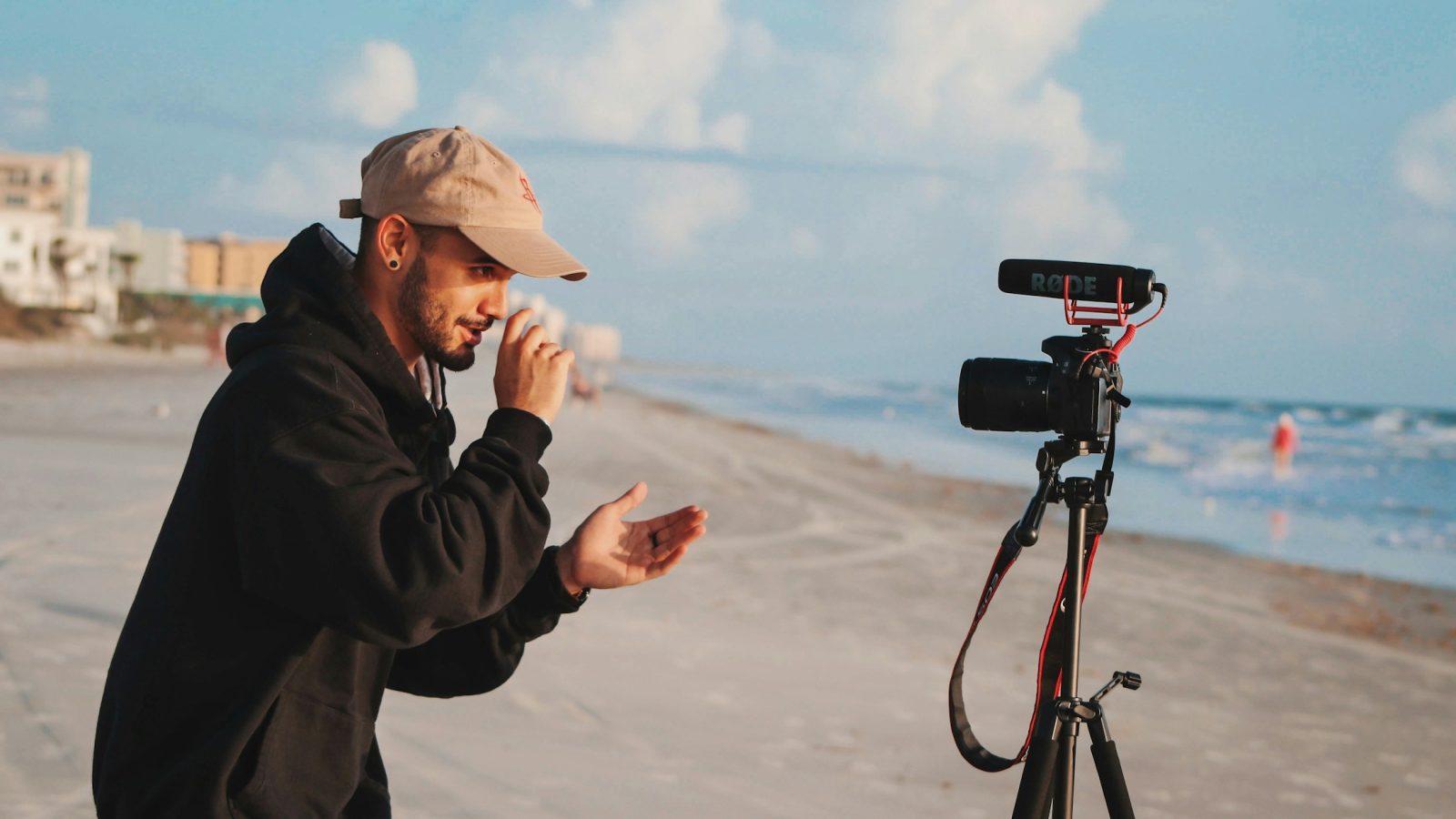 Mann filmt mit einer Kamera, Symbolbild zu Reise-Content und Creator-Marketing