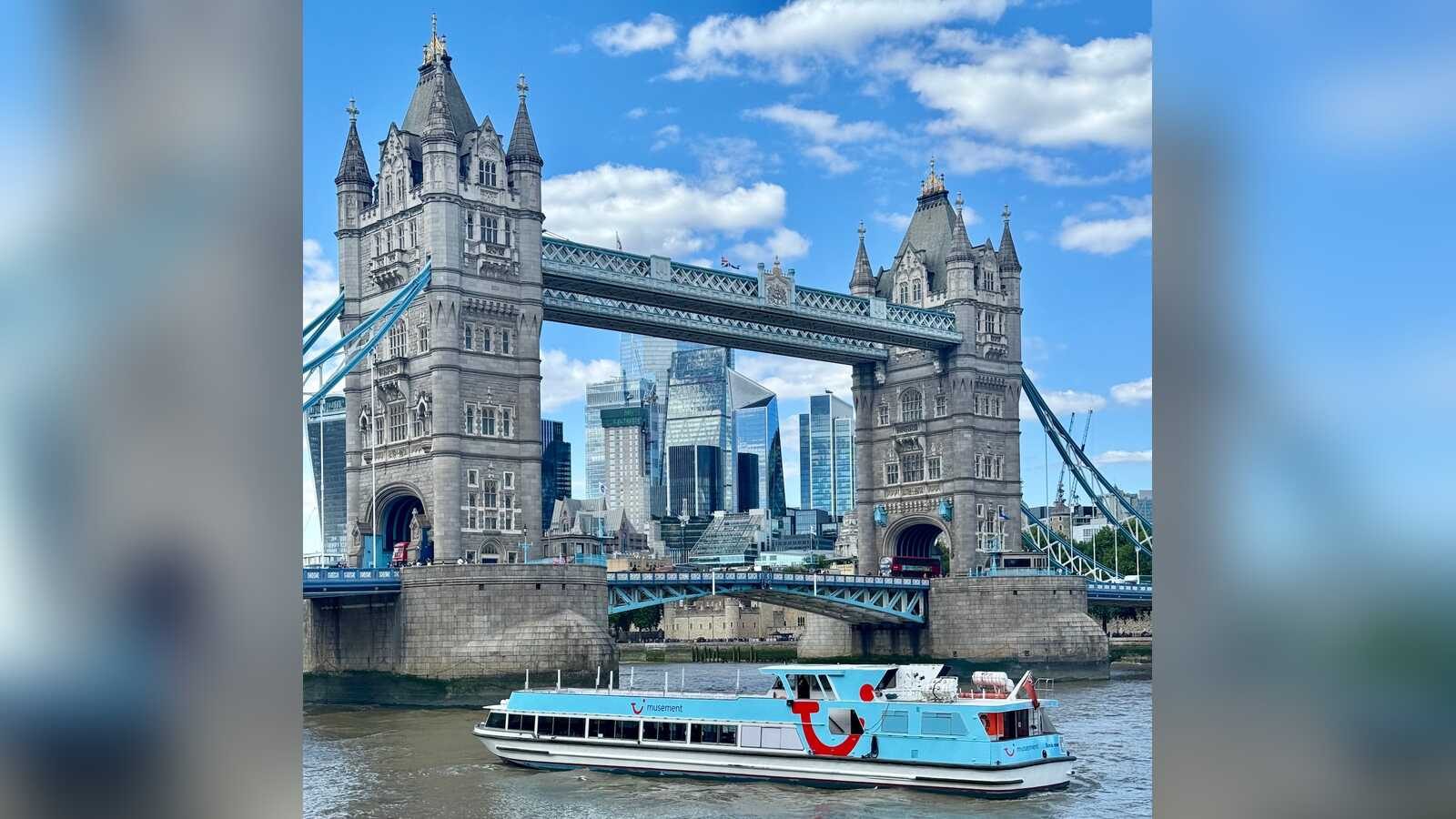 Ausflugsschiff auf der Themse in London