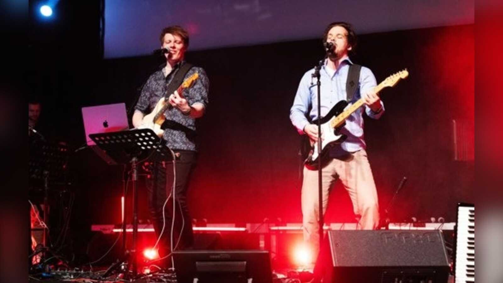 Simon Bröker und Maxi Saul mit Gitarren, die Musiker des Rudelsingens in Lingen