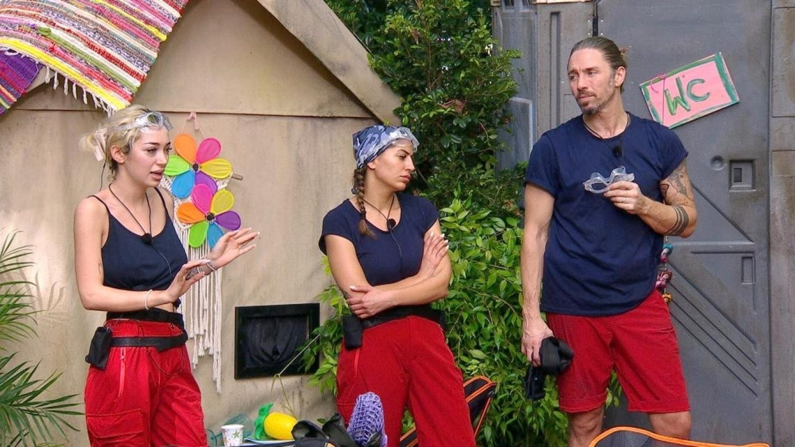 Ariel (l.), möchte nicht mit Eva Benetatou und Gil Ofarim zur Dschungelprüfung "Kotzella-Festival" antreten.

+++ Die Verwendung des sendungsbezogenen Materials ist nur mit dem Hinweis und Verlinkung auf RTL+ gestattet. +++