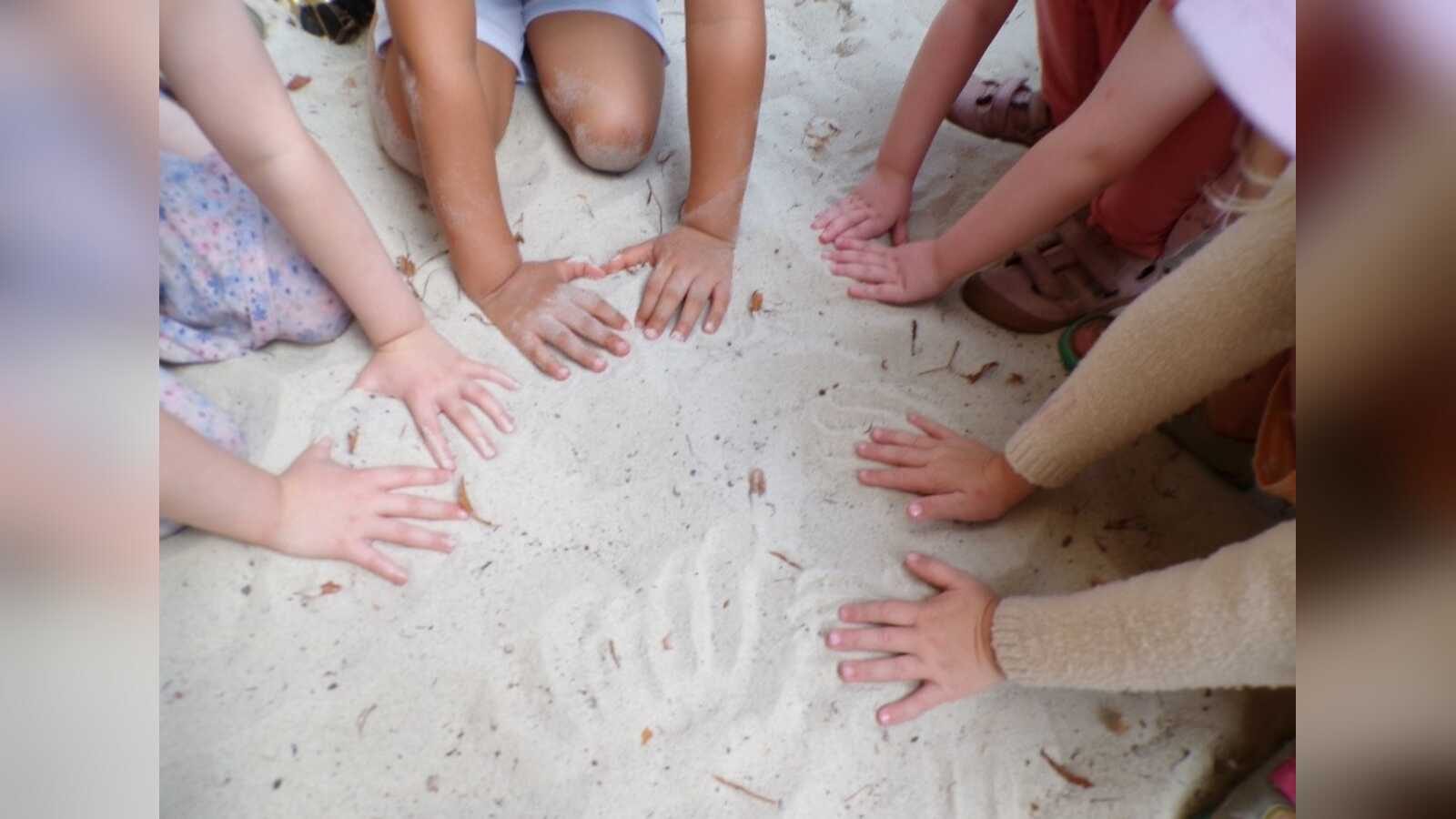 Kinder auf einem Spielplatz
