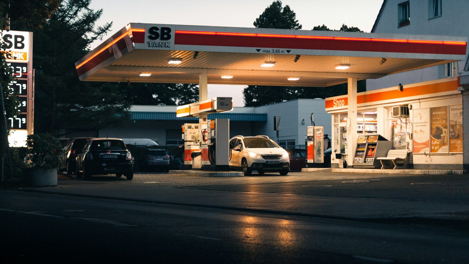 Autos an einer Tankstelle